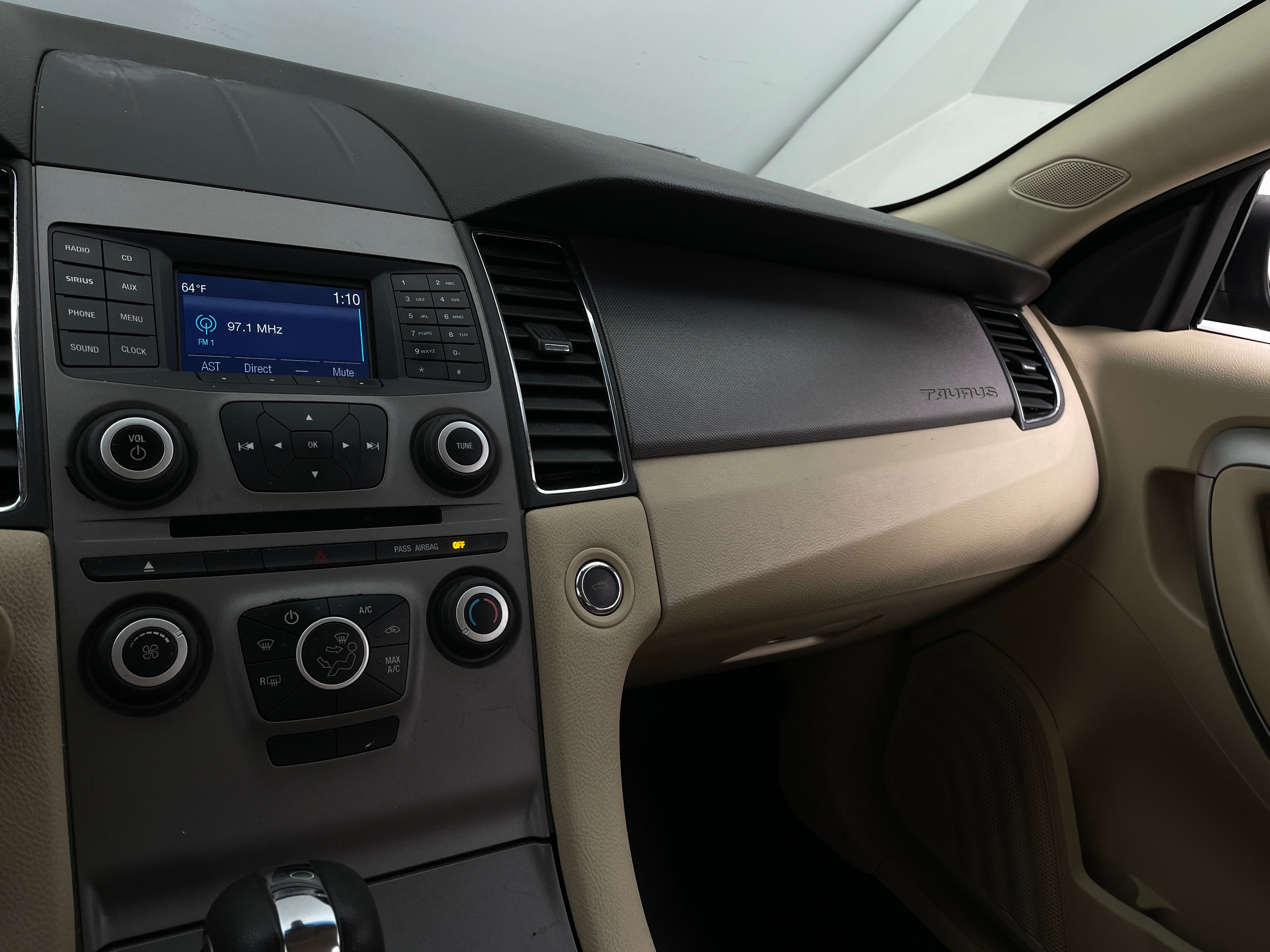 2019 Ford Taurus SE 4