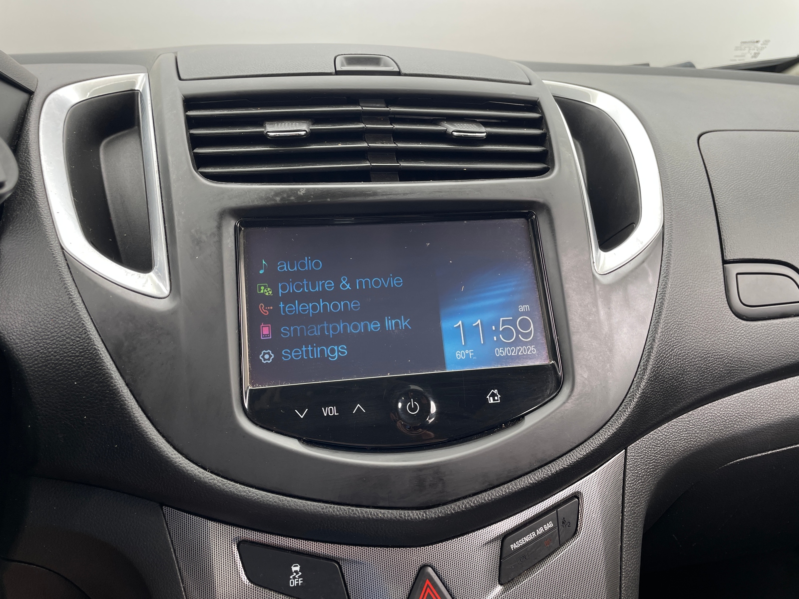 Thumbnail: 2016 Chevrolet Trax - 3