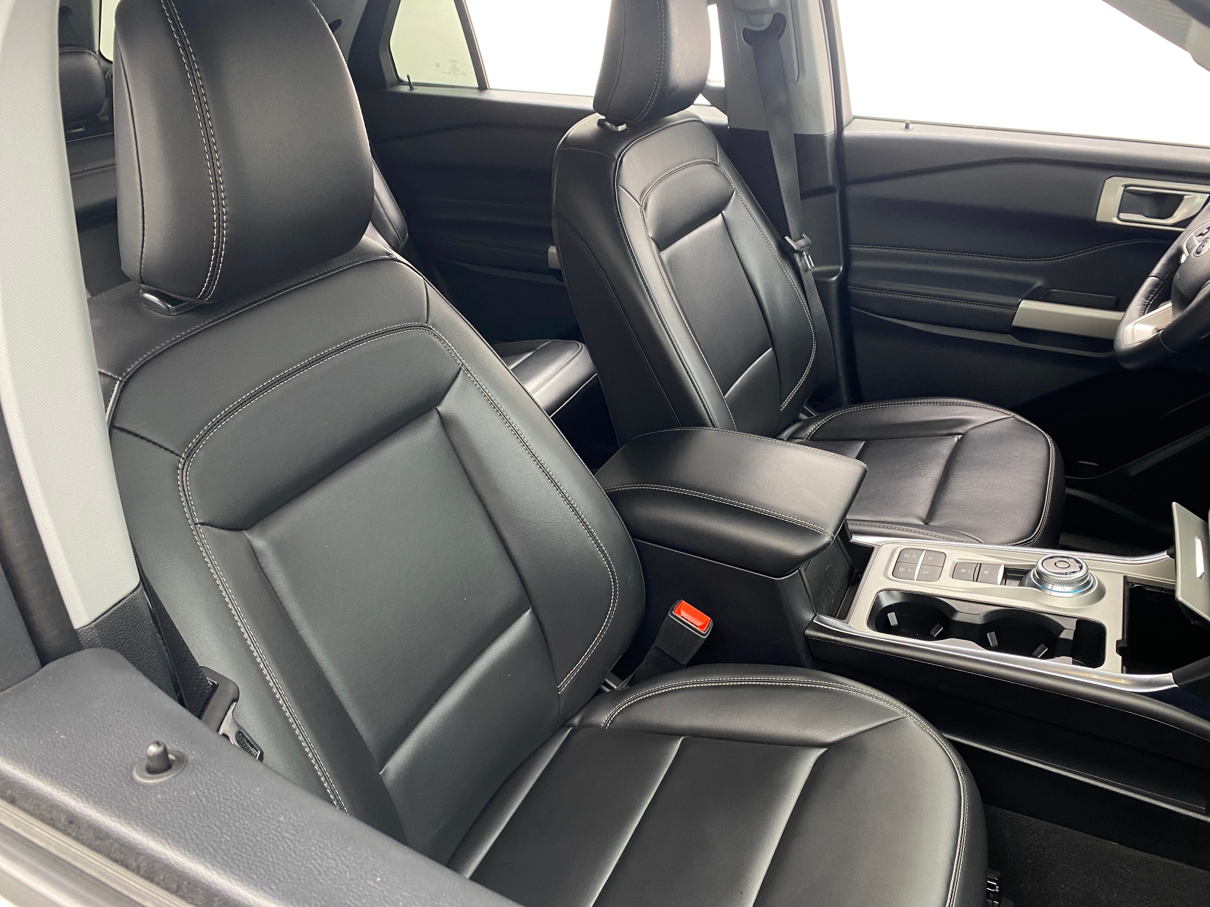 2024 Ford Explorer XLT 2