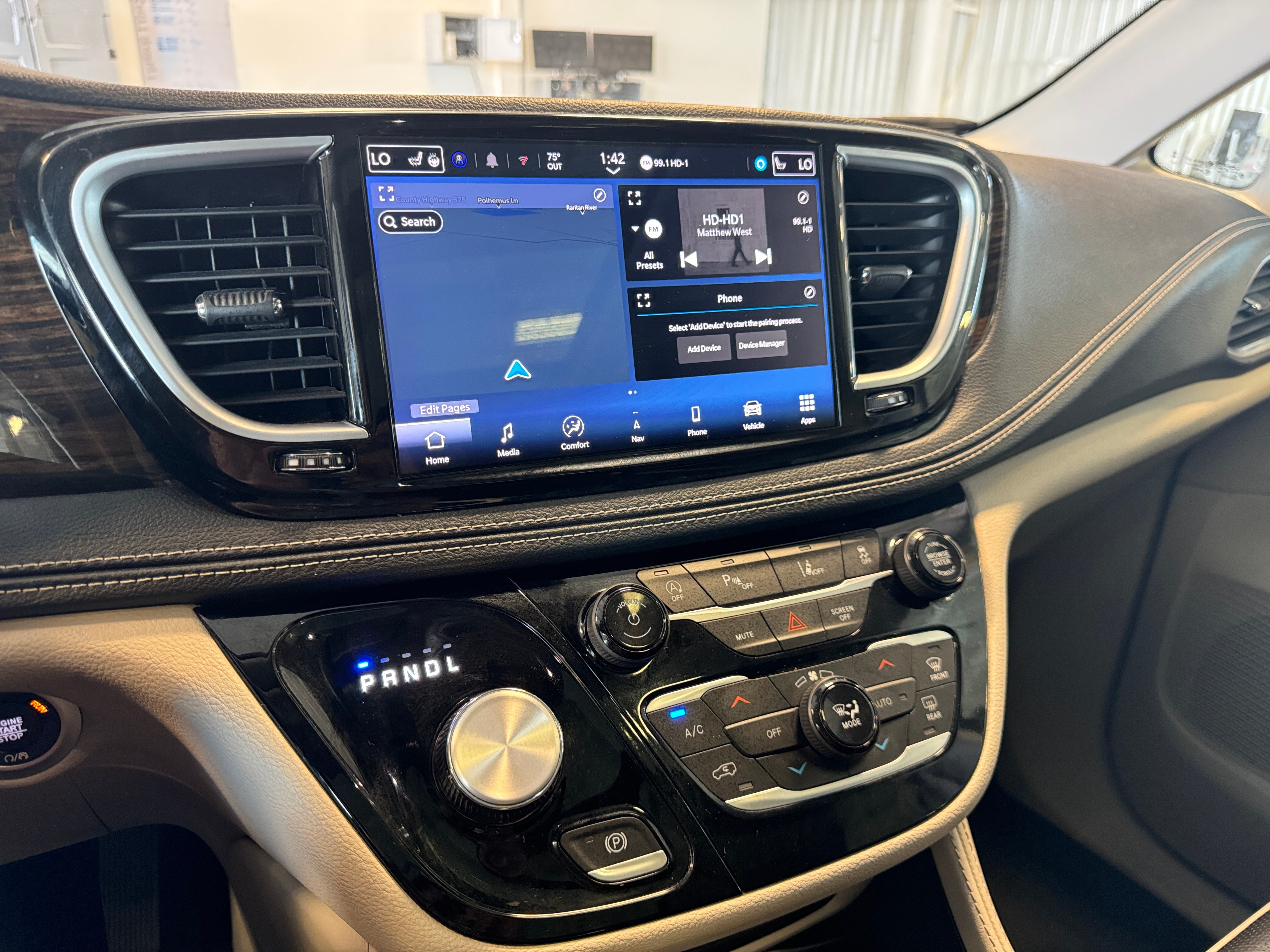 2023 Chrysler Pacifica Limited 3