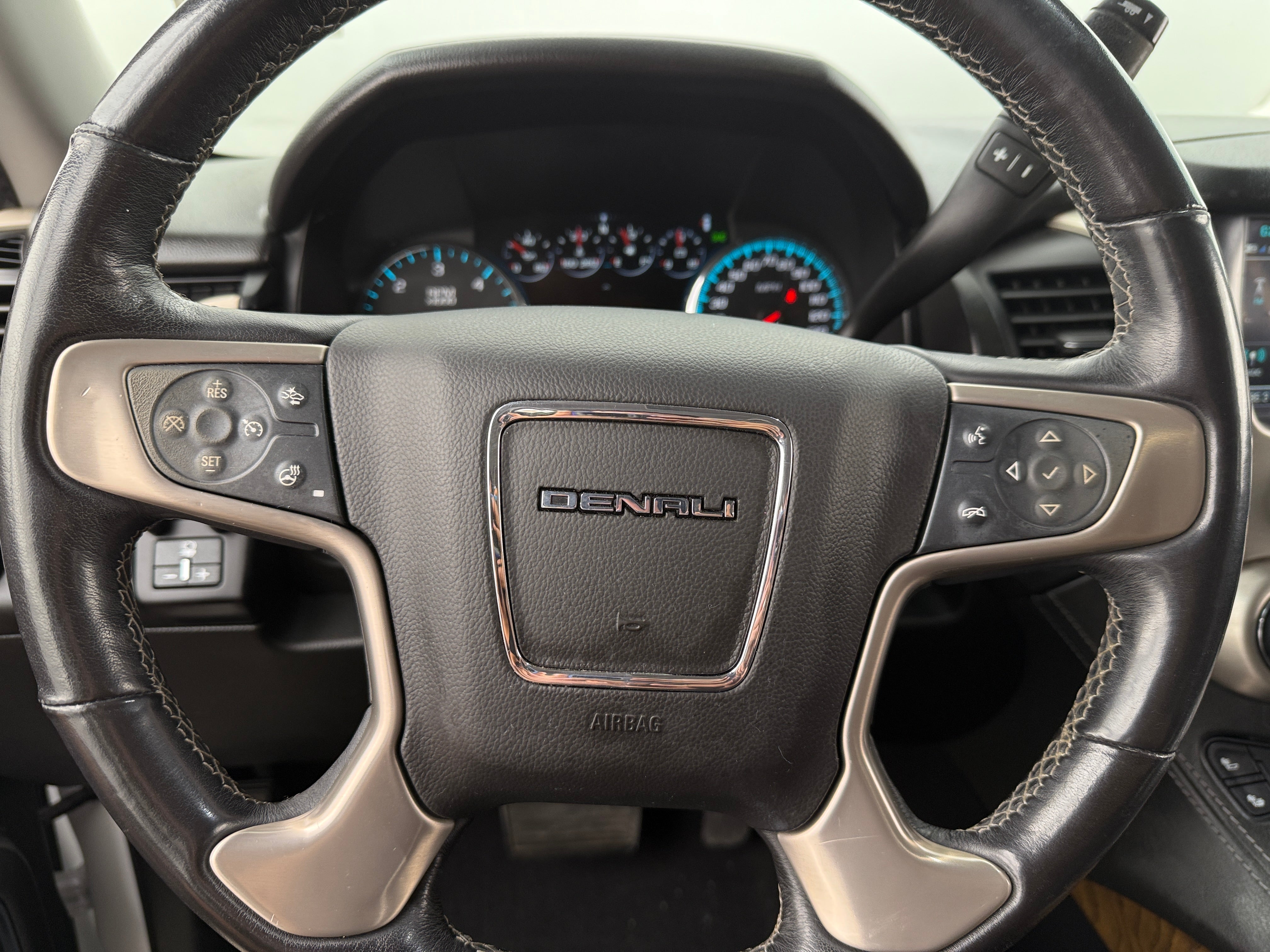 2019 GMC Yukon XL Denali 4