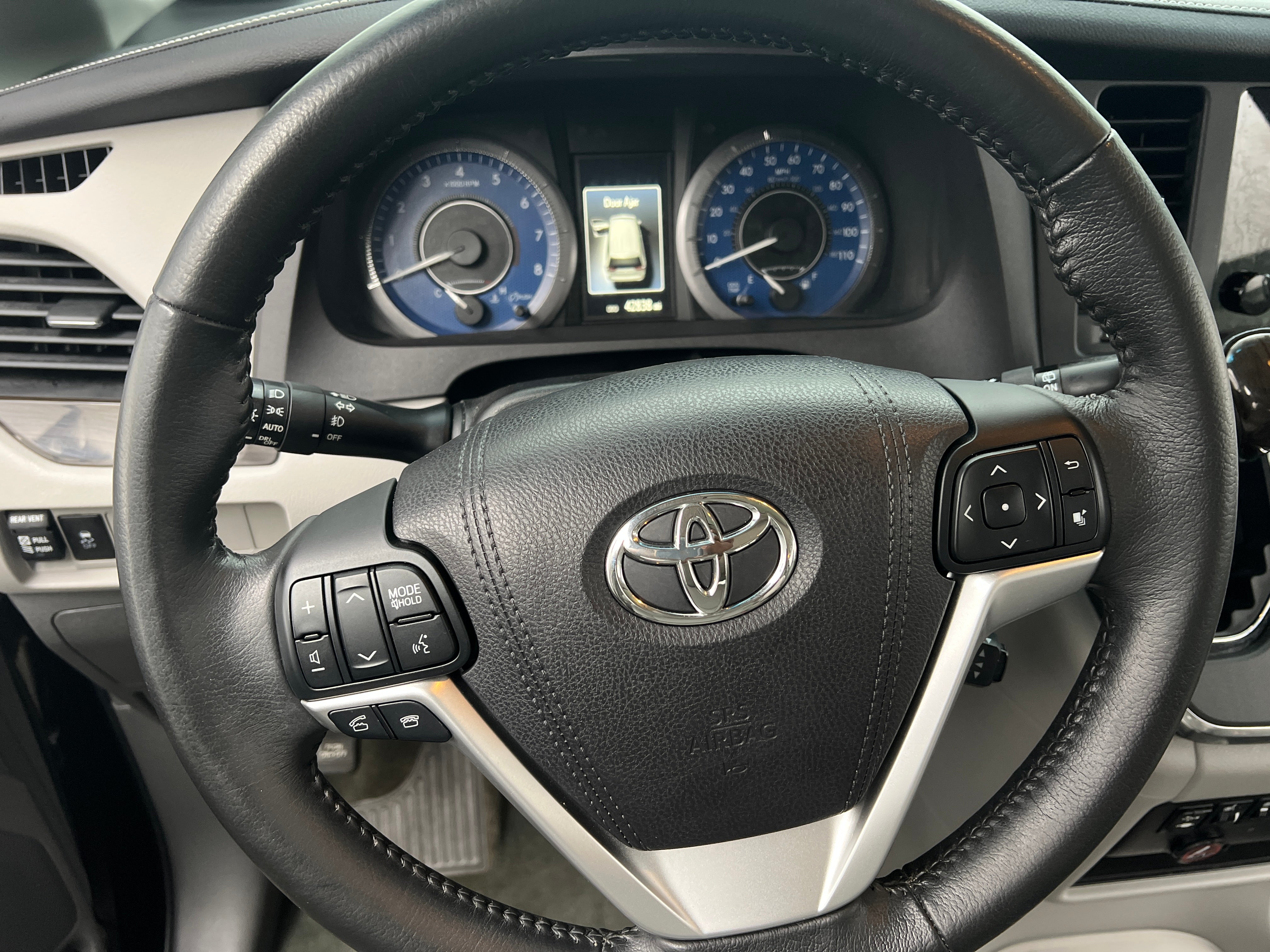 2015 Toyota Sienna XLE 4