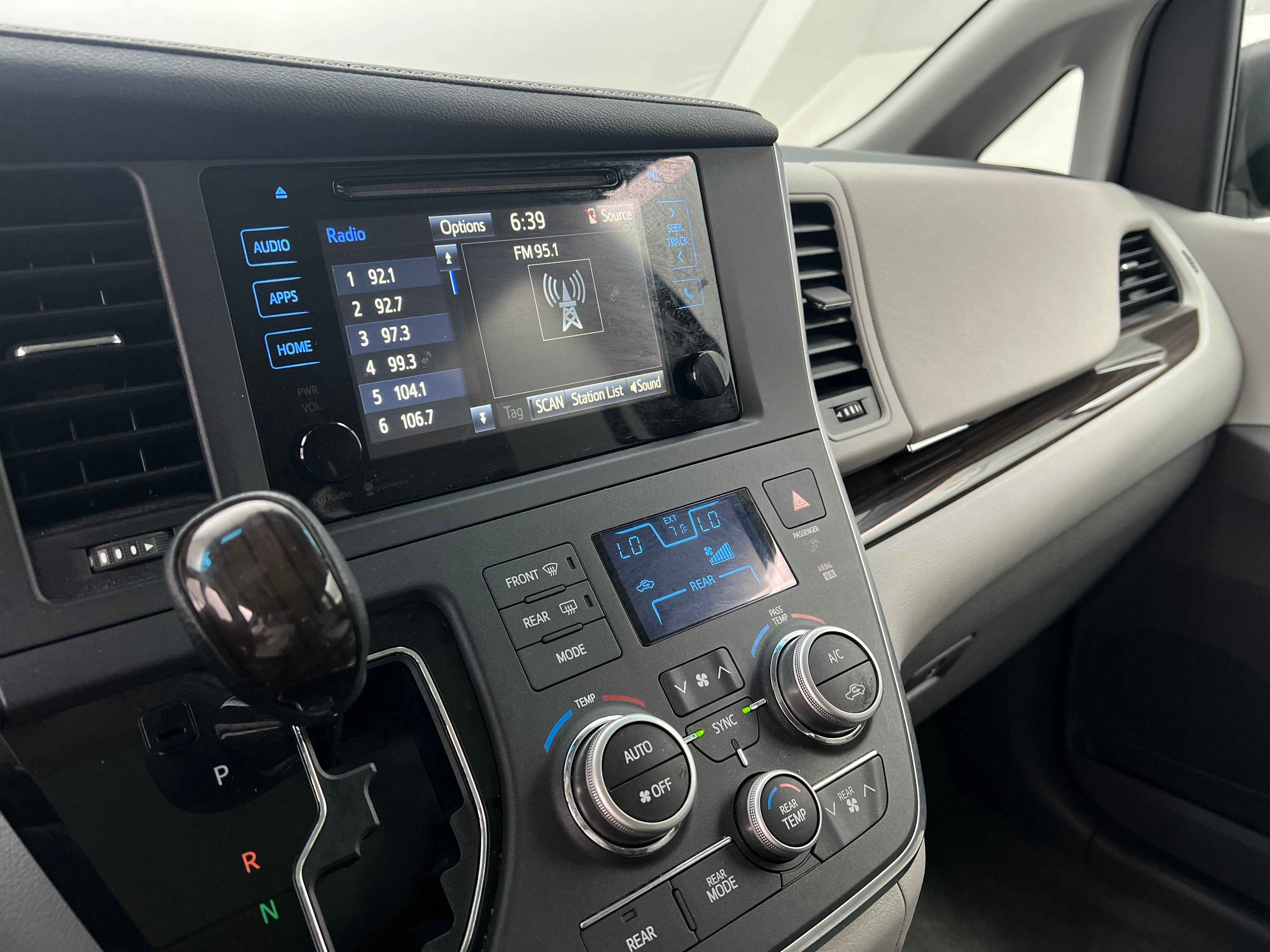 2015 Toyota Sienna XLE 3