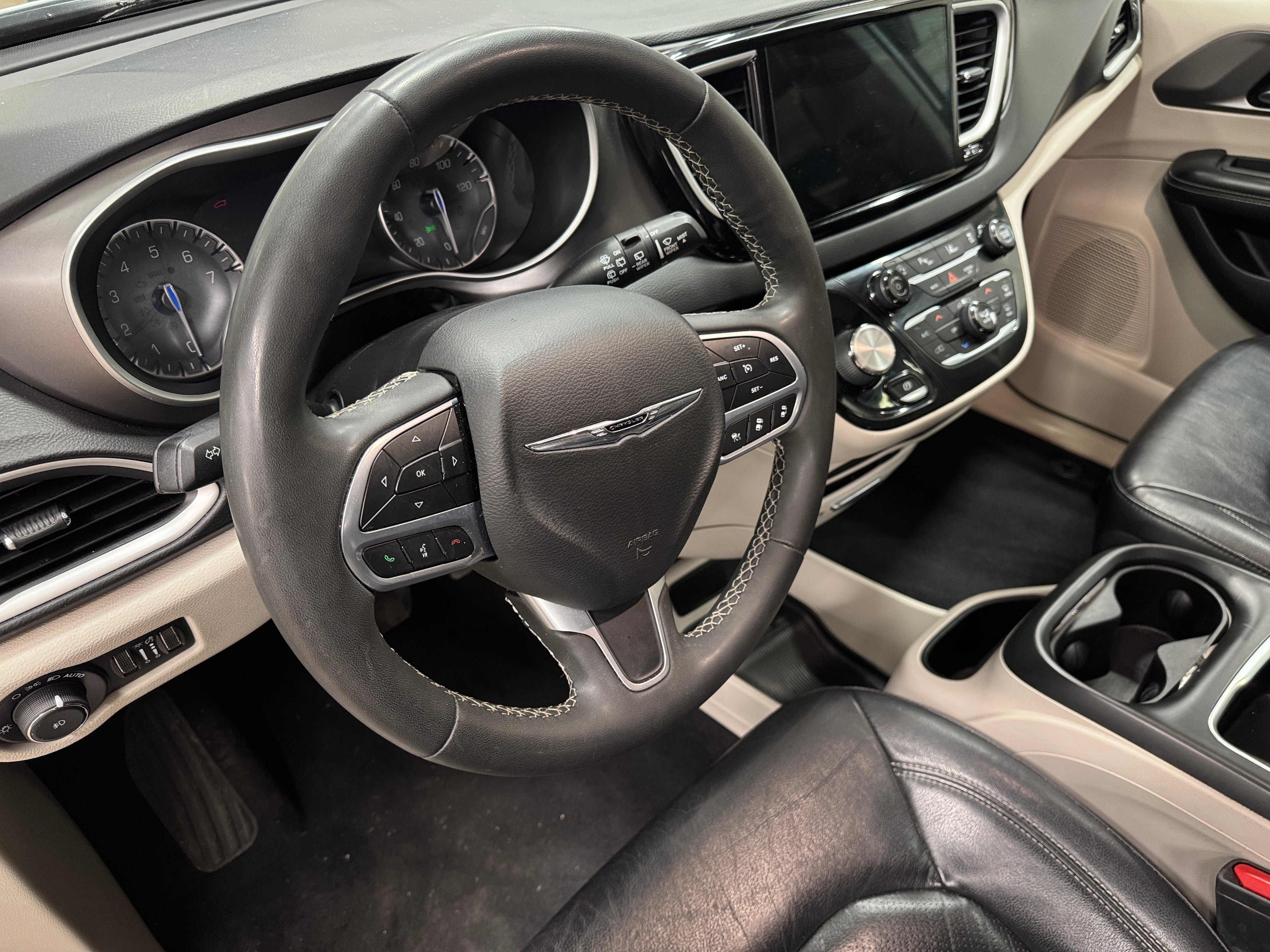 2022 Chrysler Pacifica Touring L 2