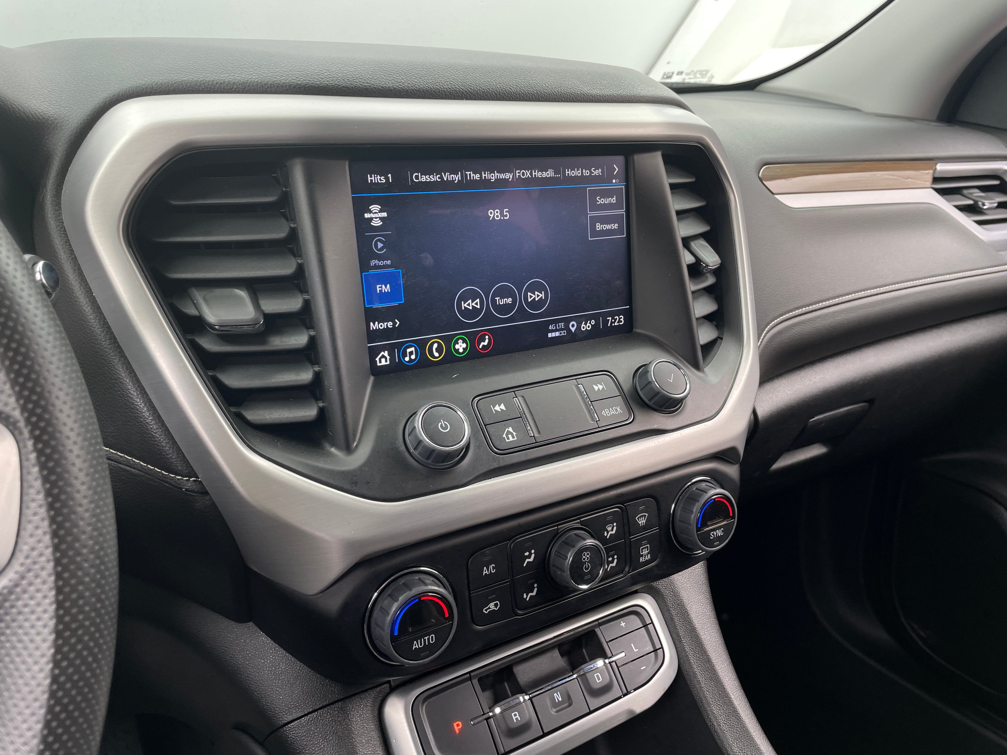 2023 GMC Acadia SLE 4
