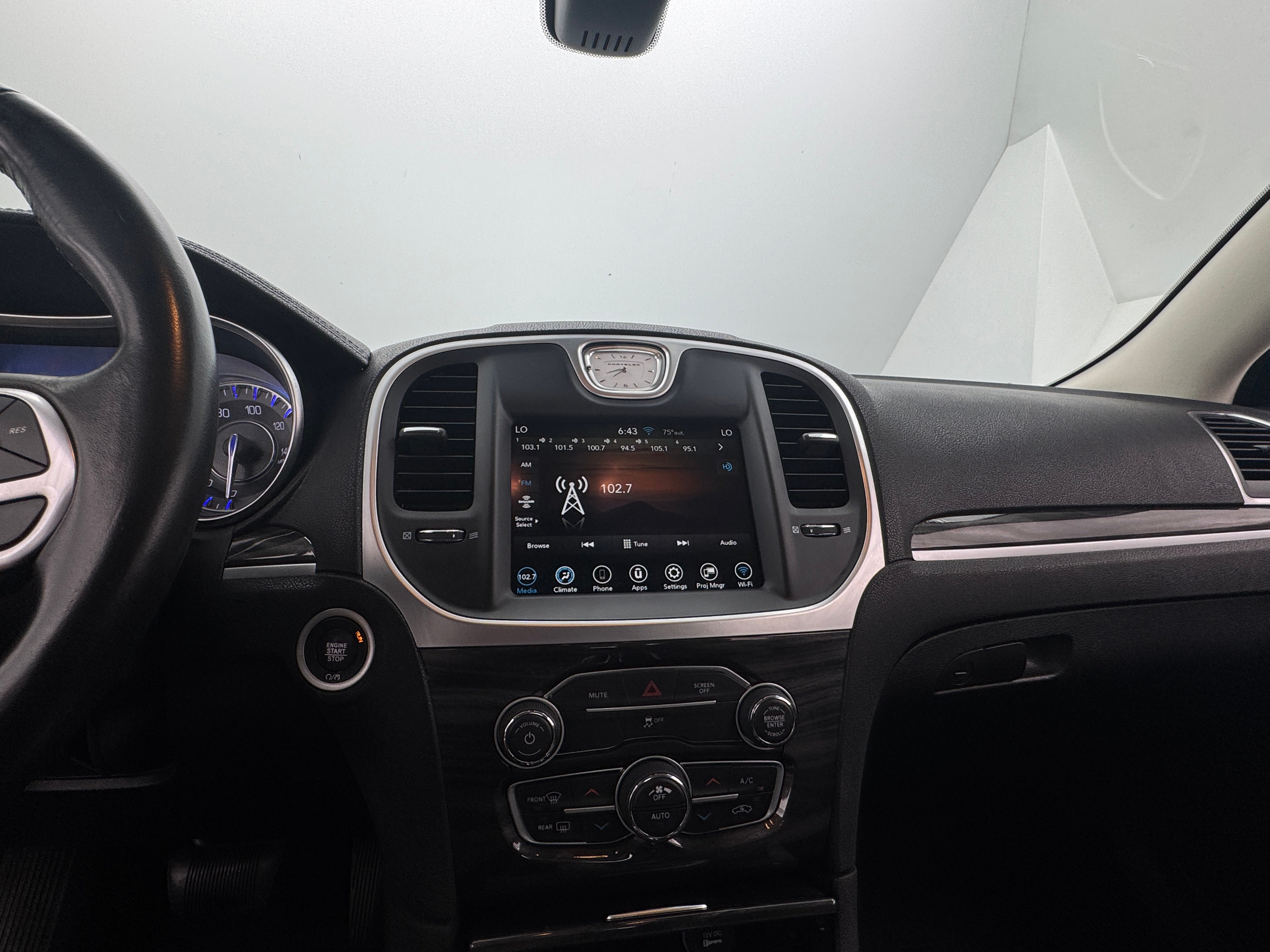 2022 Chrysler 300 Touring 4