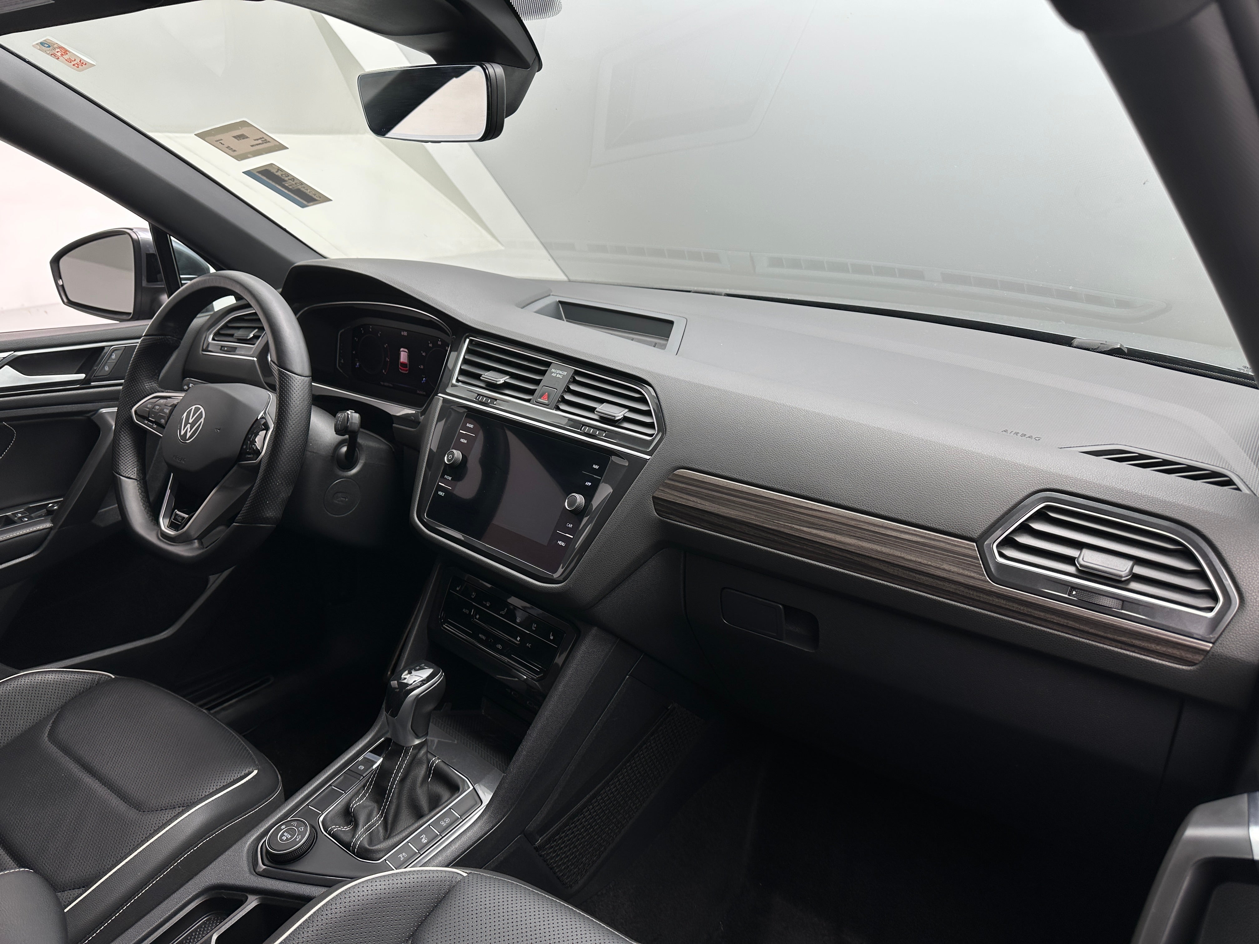 2022 Volkswagen Tiguan SE R-Line 2