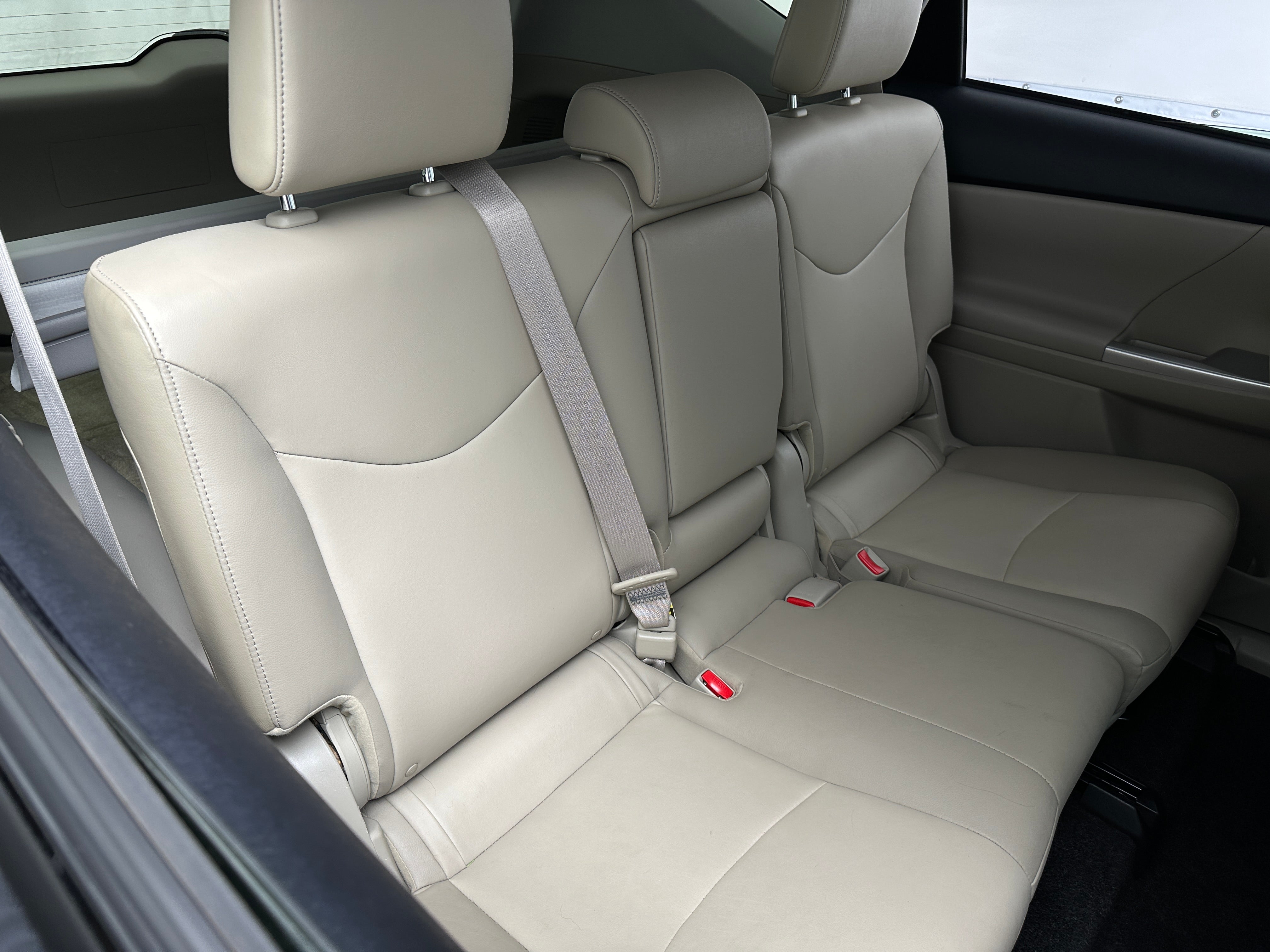 2012 Toyota Prius v Five 6