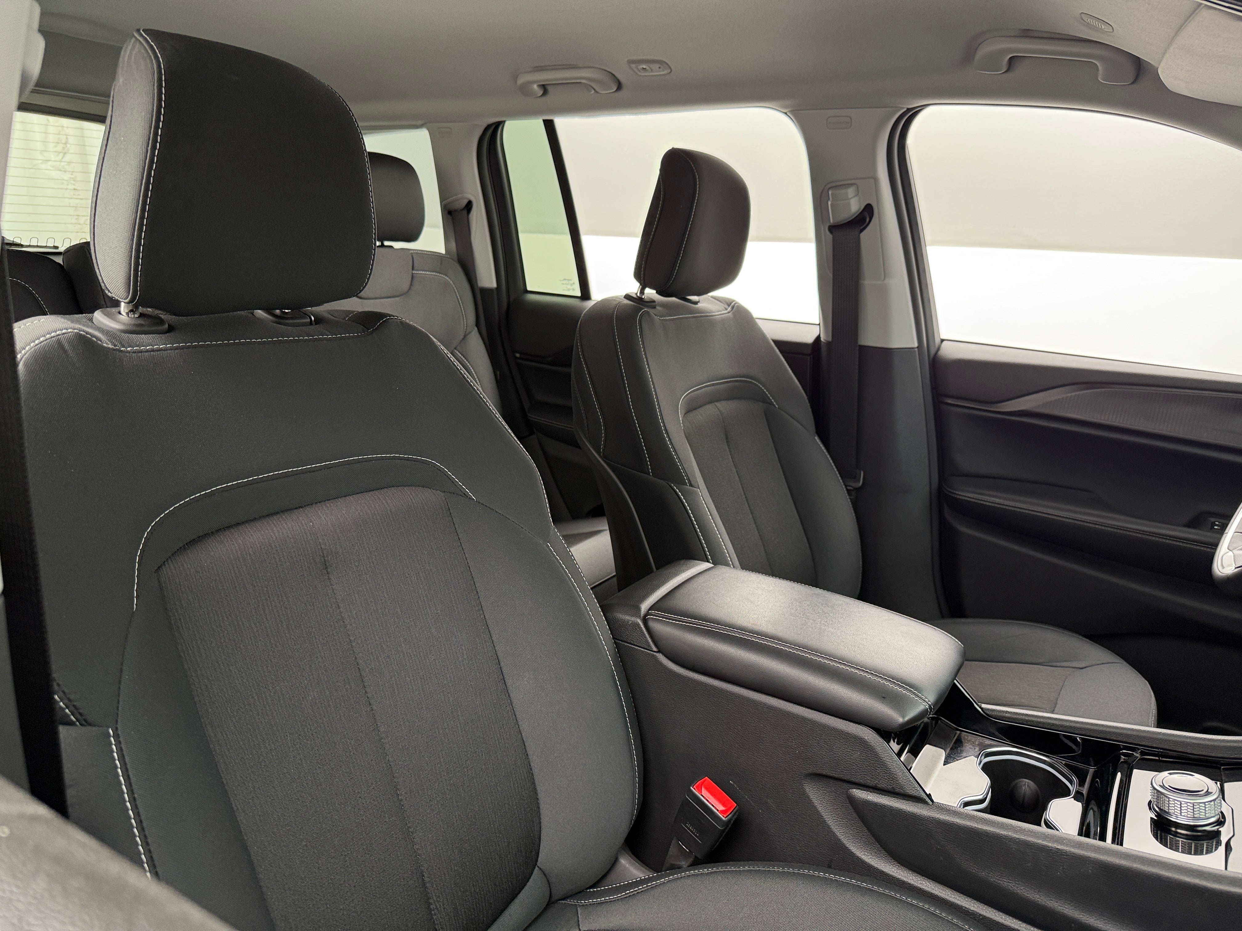 2023 Jeep Grand Cherokee Laredo 2