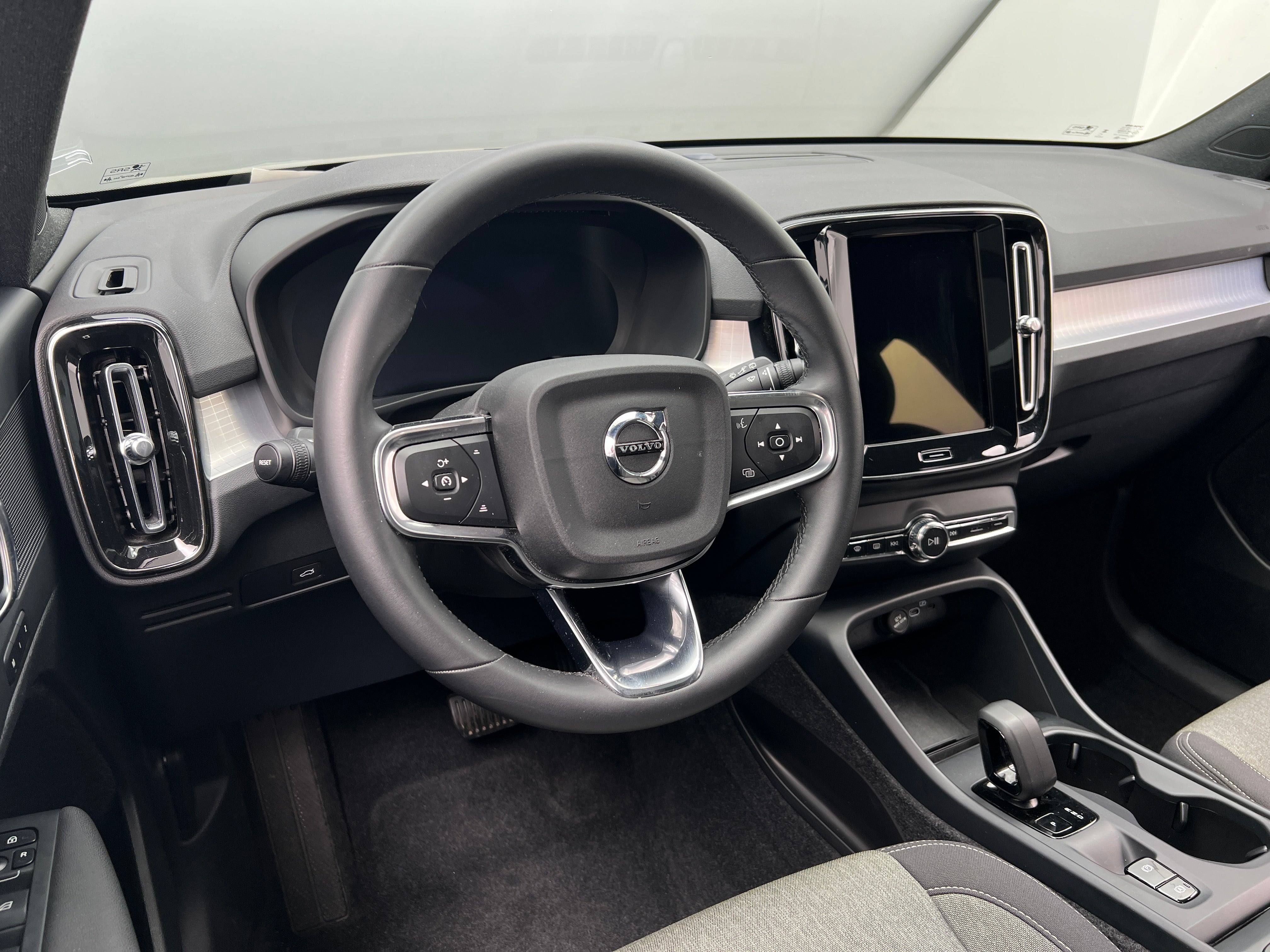 2024 Volvo XC40 B5 Core 5