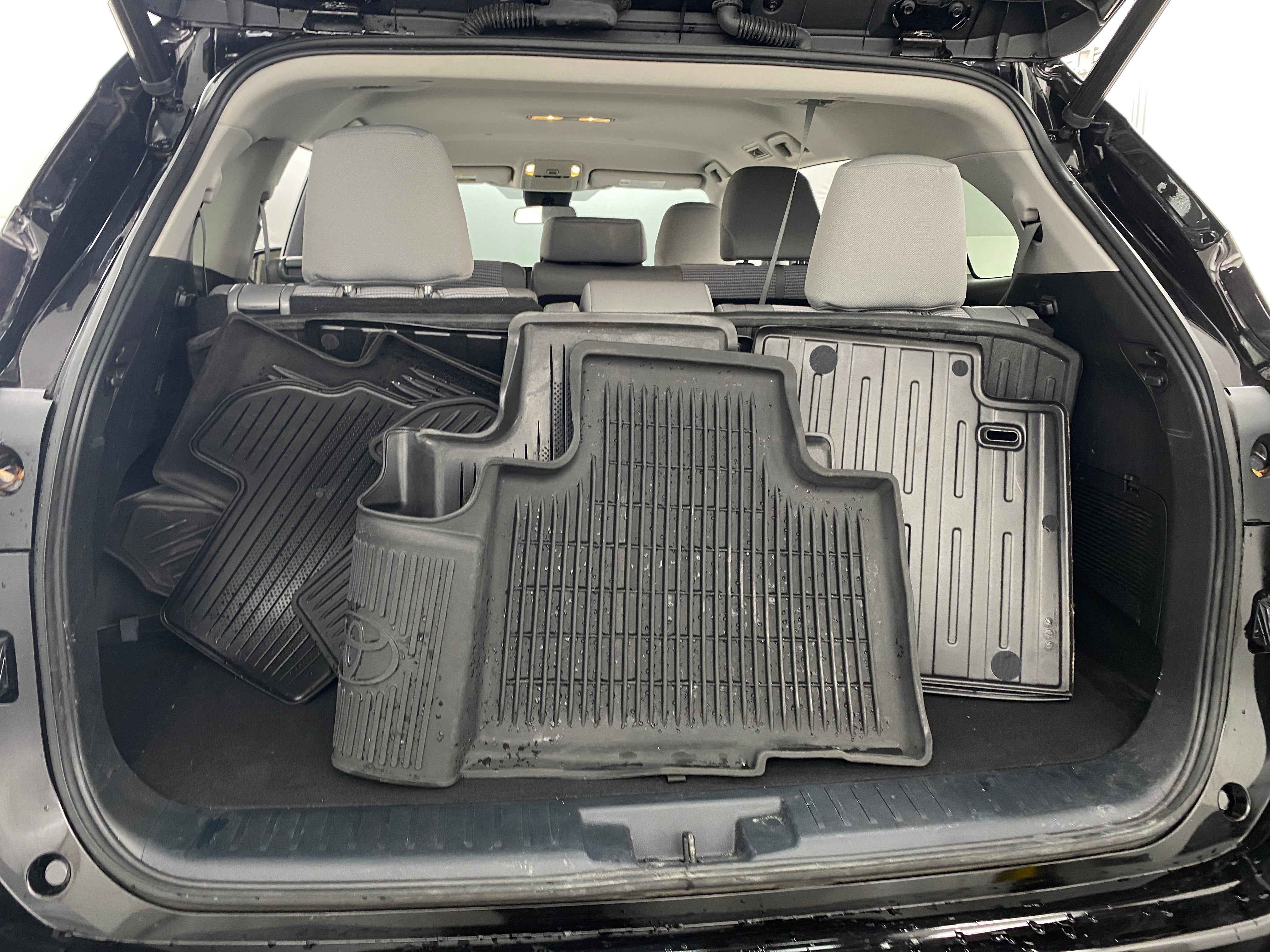 2022 Toyota Highlander LE 7