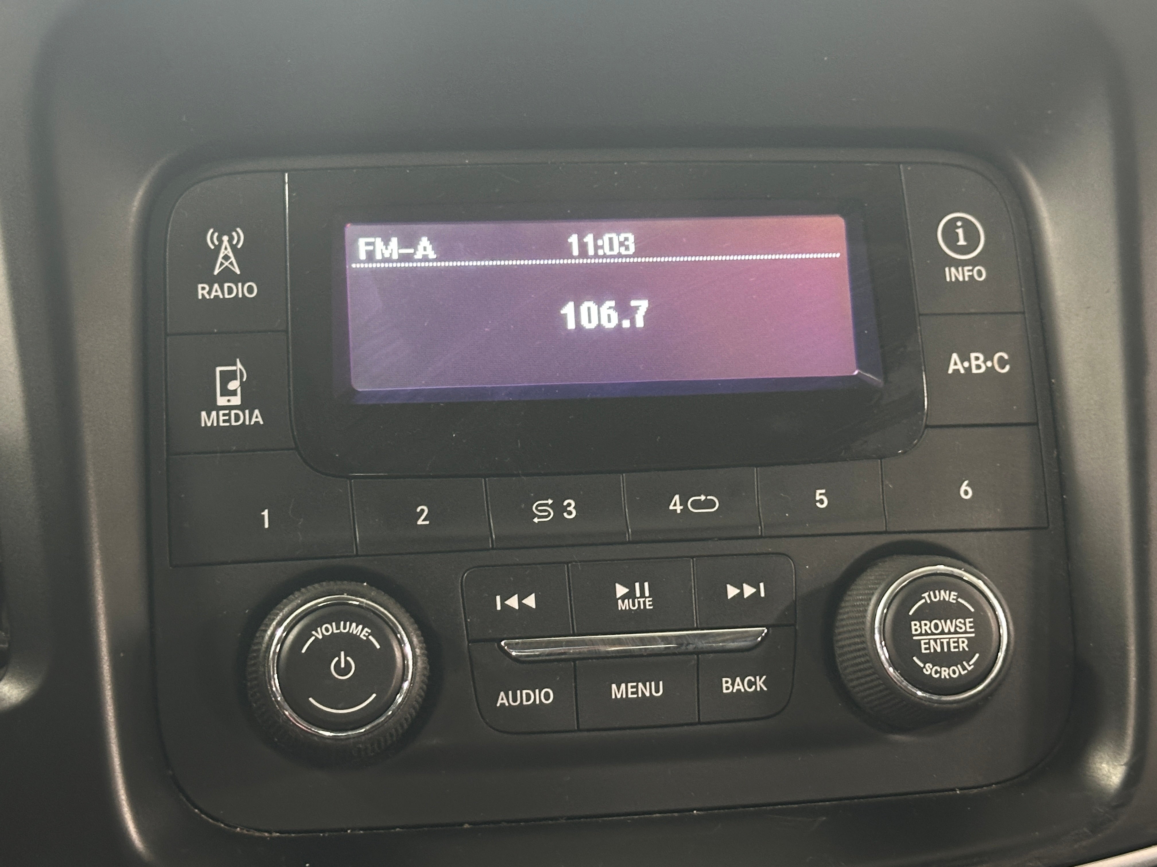 2017 Chrysler 200 LX 4