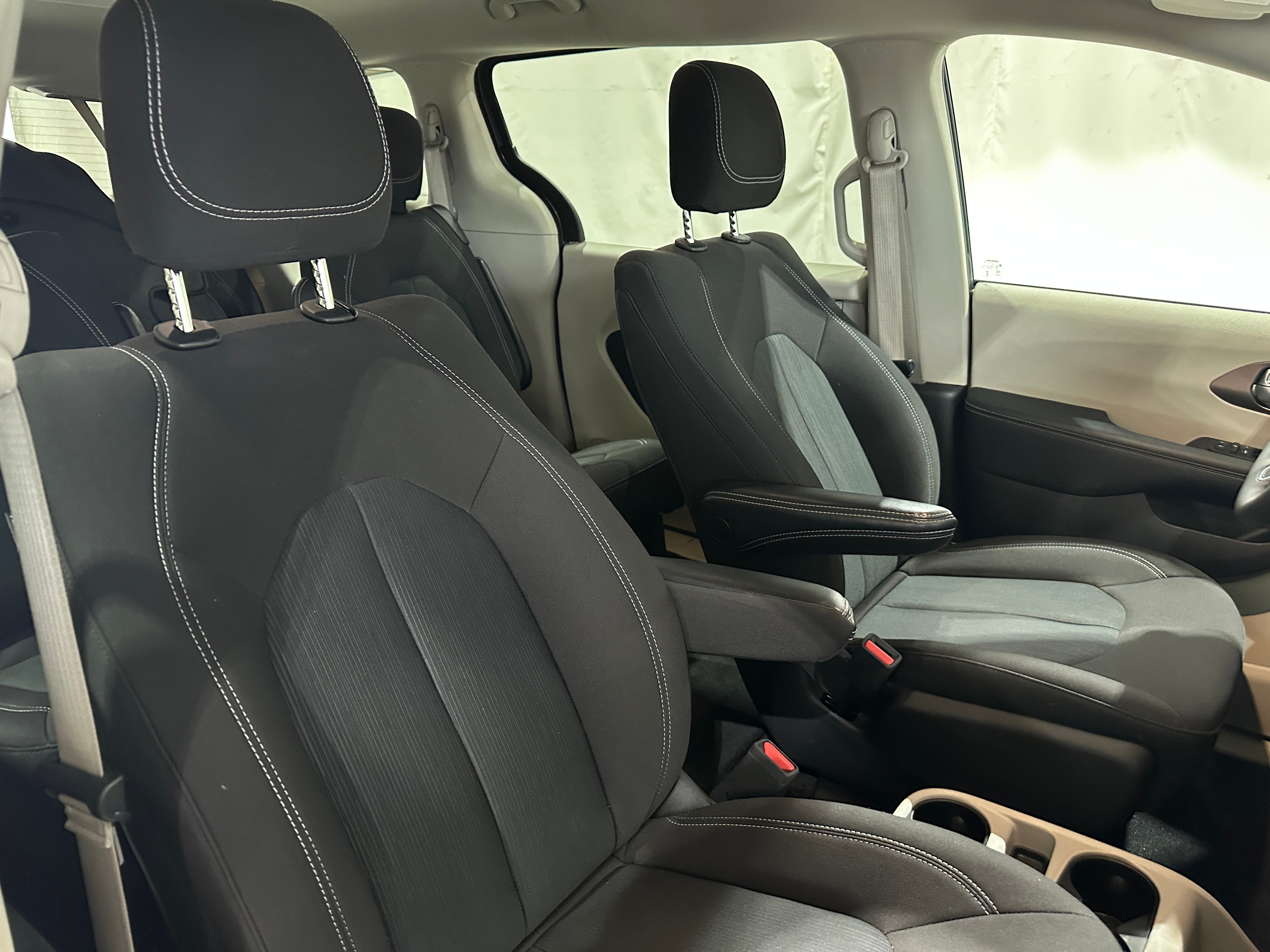 2023 Chrysler Voyager LX 2