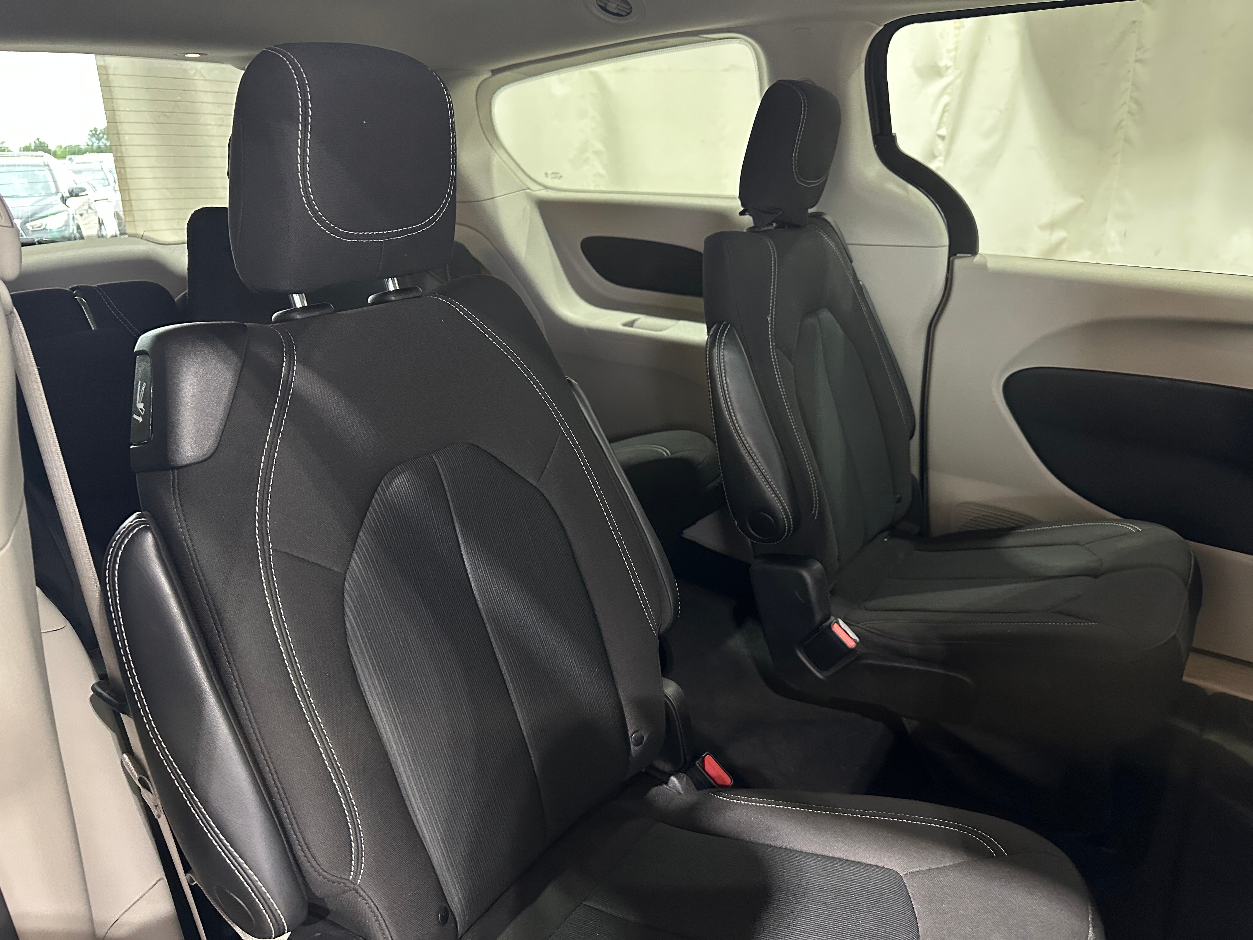 2023 Chrysler Voyager LX 6