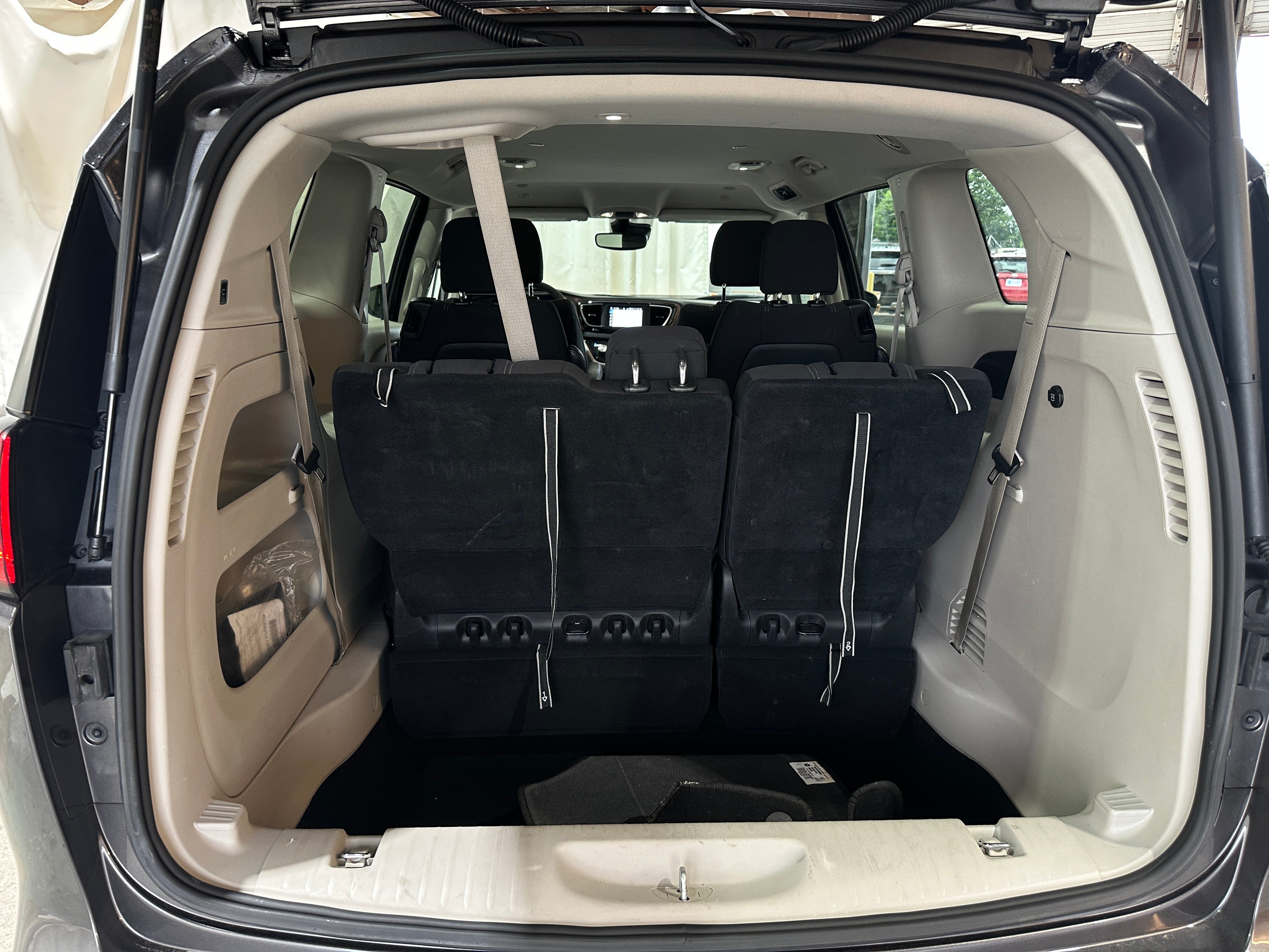 2023 Chrysler Voyager LX 7