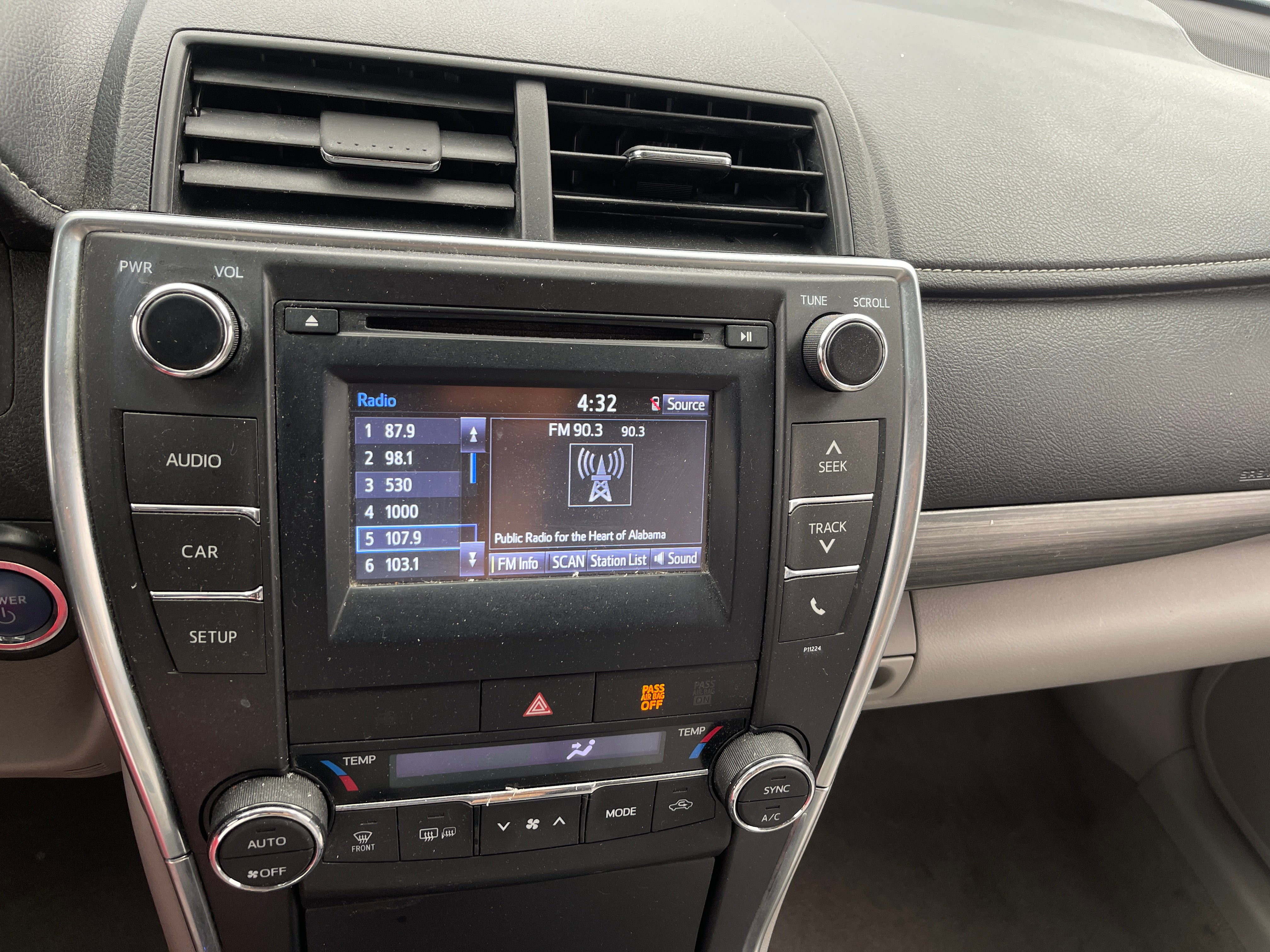 2016 Toyota Camry LE 4