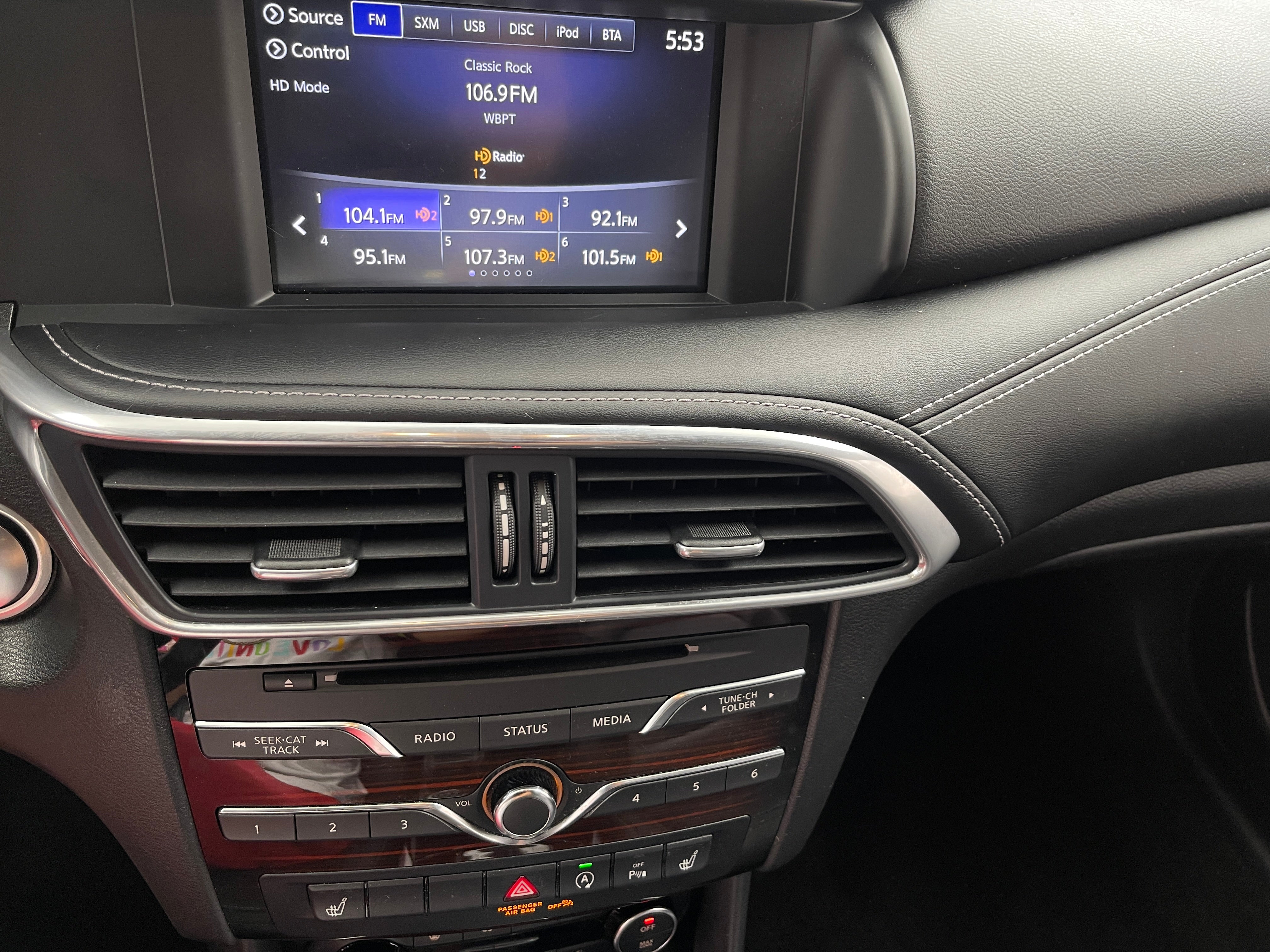 2017 INFINITI QX30 Premium 3