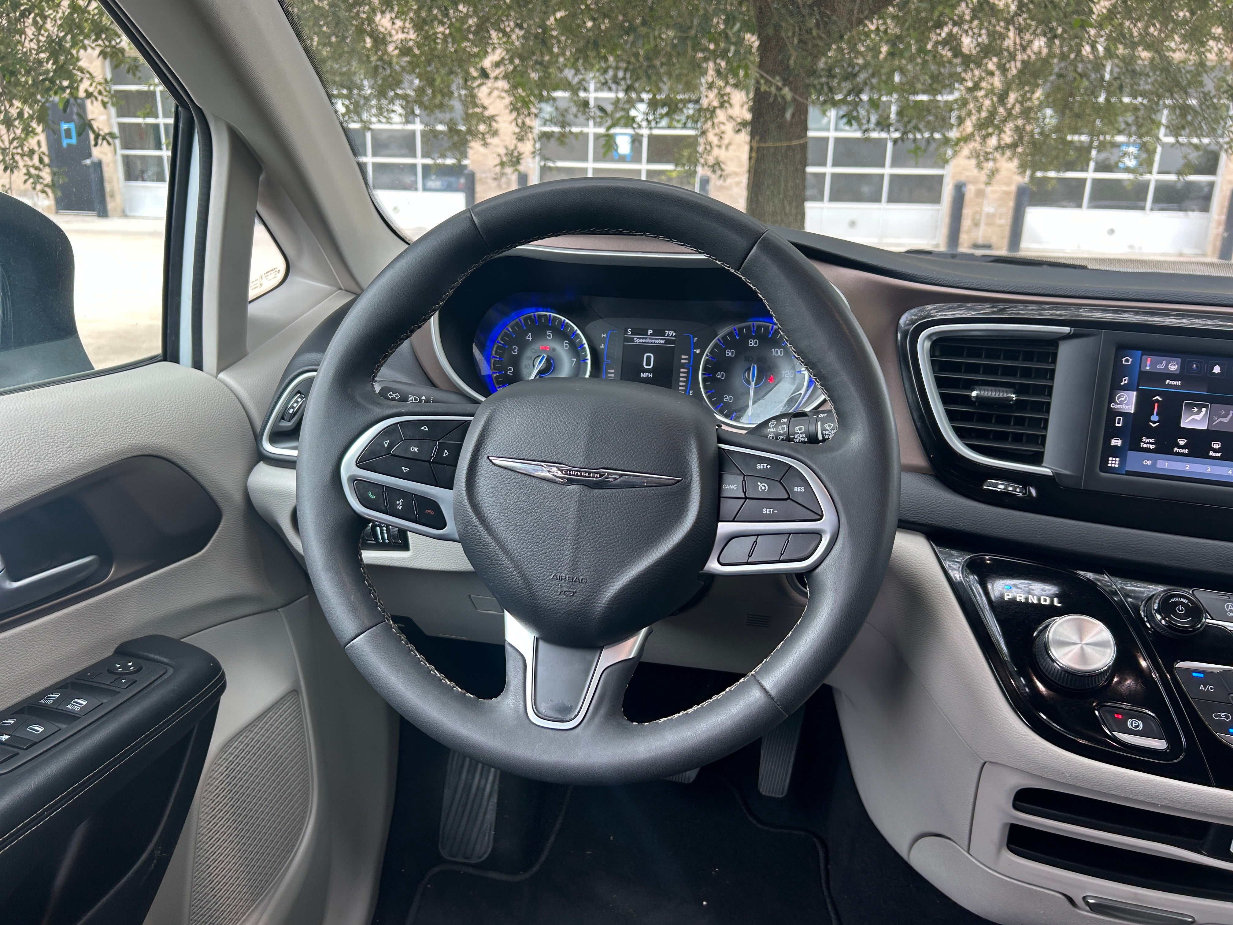 2022 Chrysler Voyager LX 4
