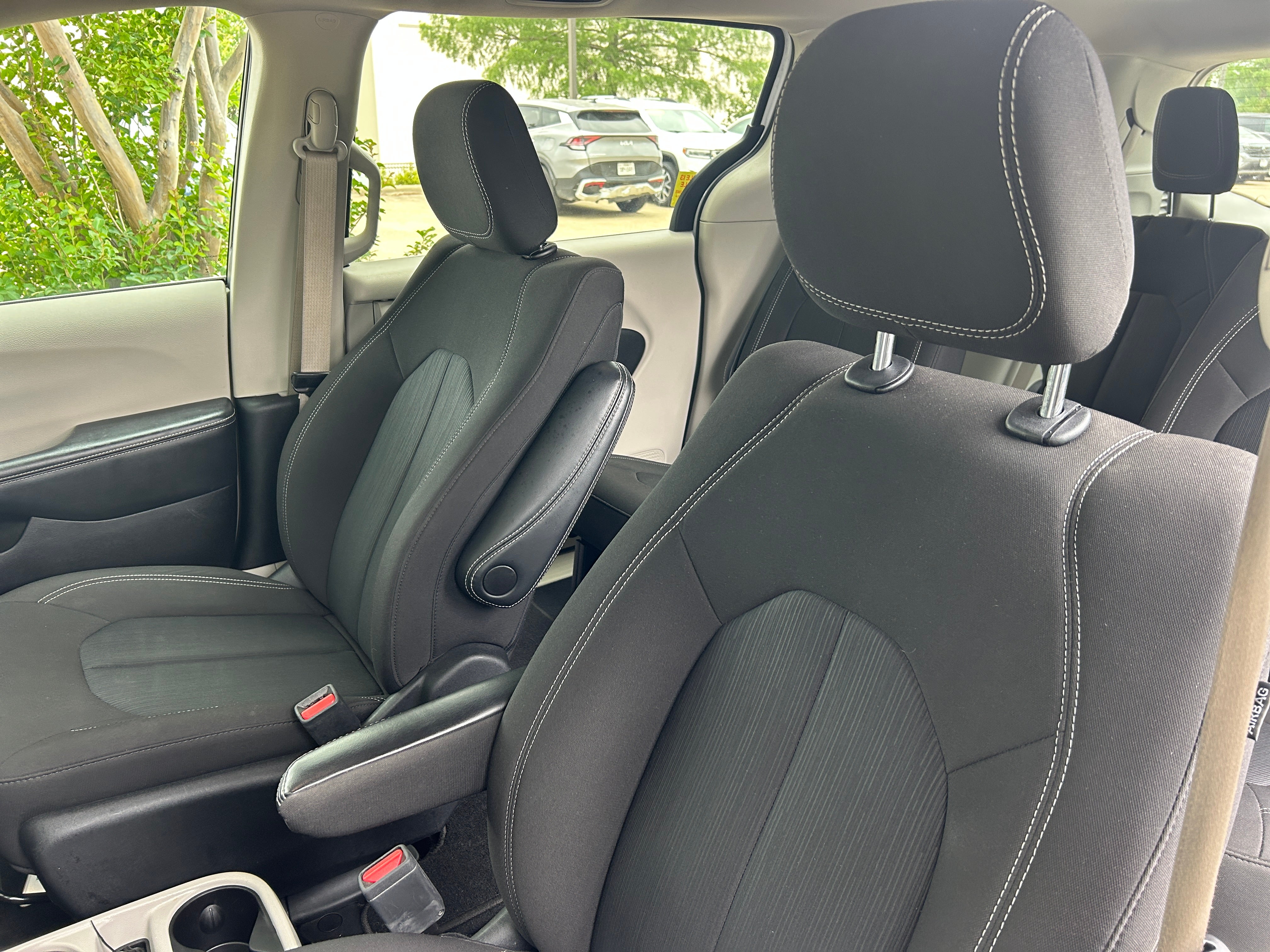 2022 Chrysler Voyager LX 2