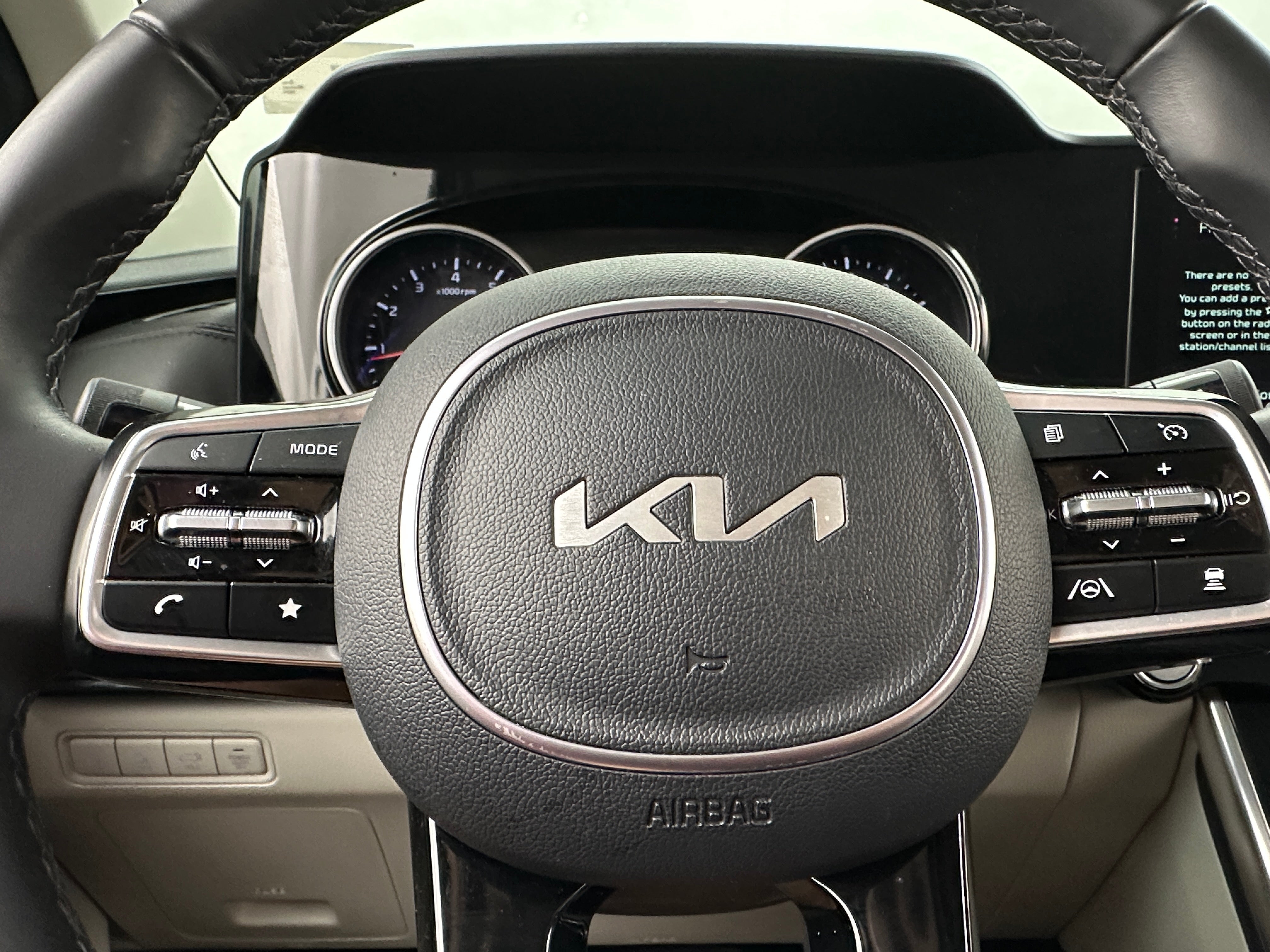 2024 Kia Carnival EX 4