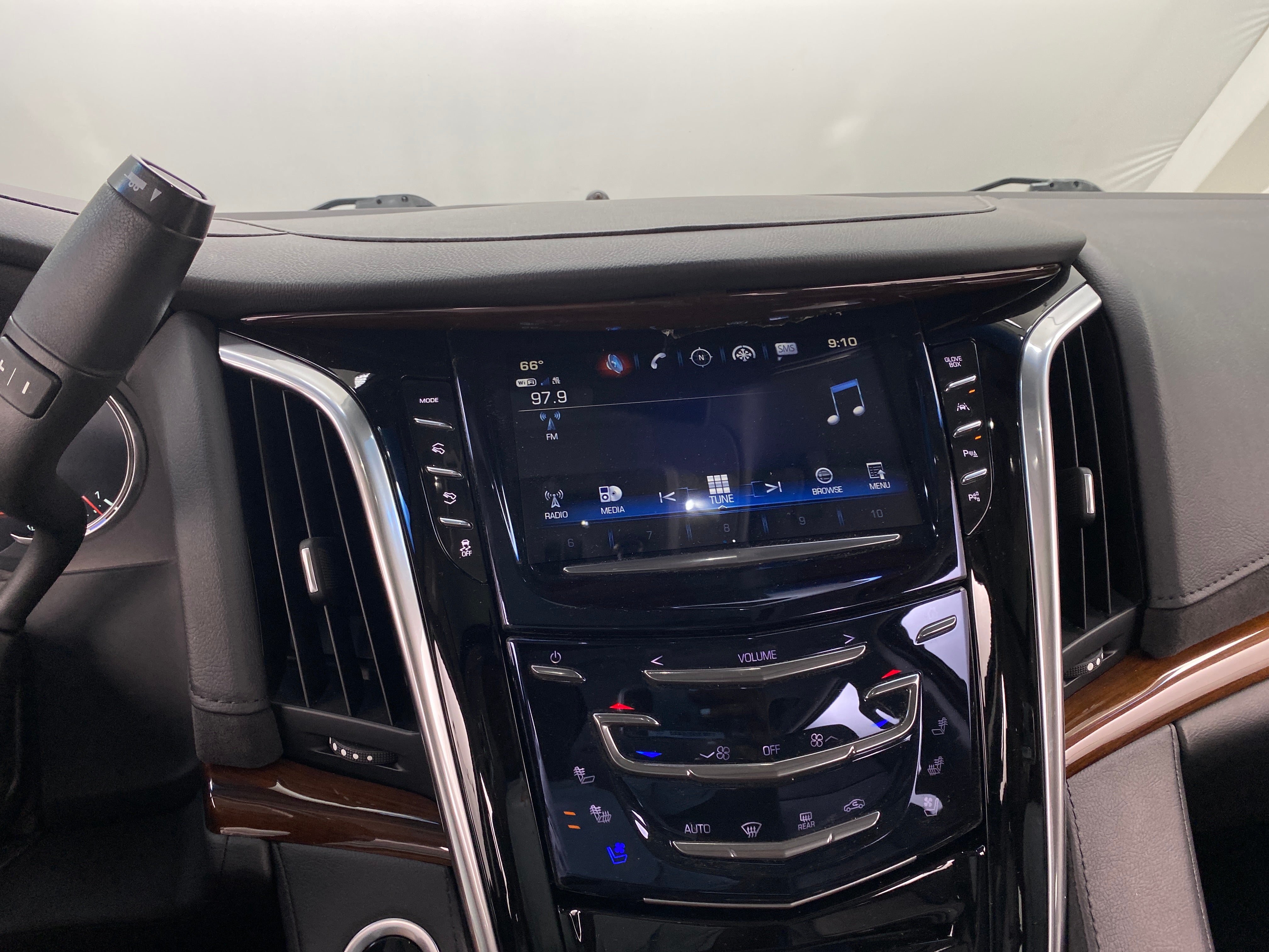 2020 Cadillac Escalade Premium Luxury 3