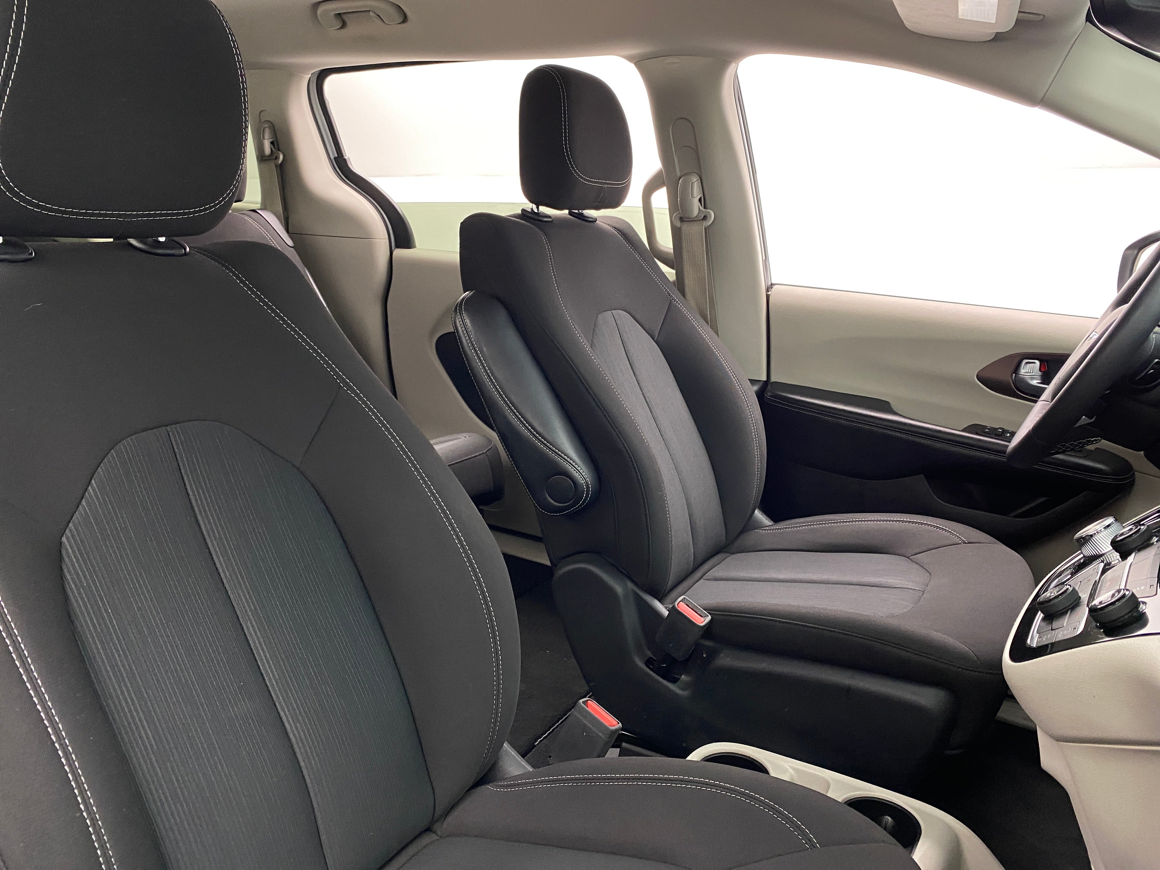 2023 Chrysler Voyager LX 2