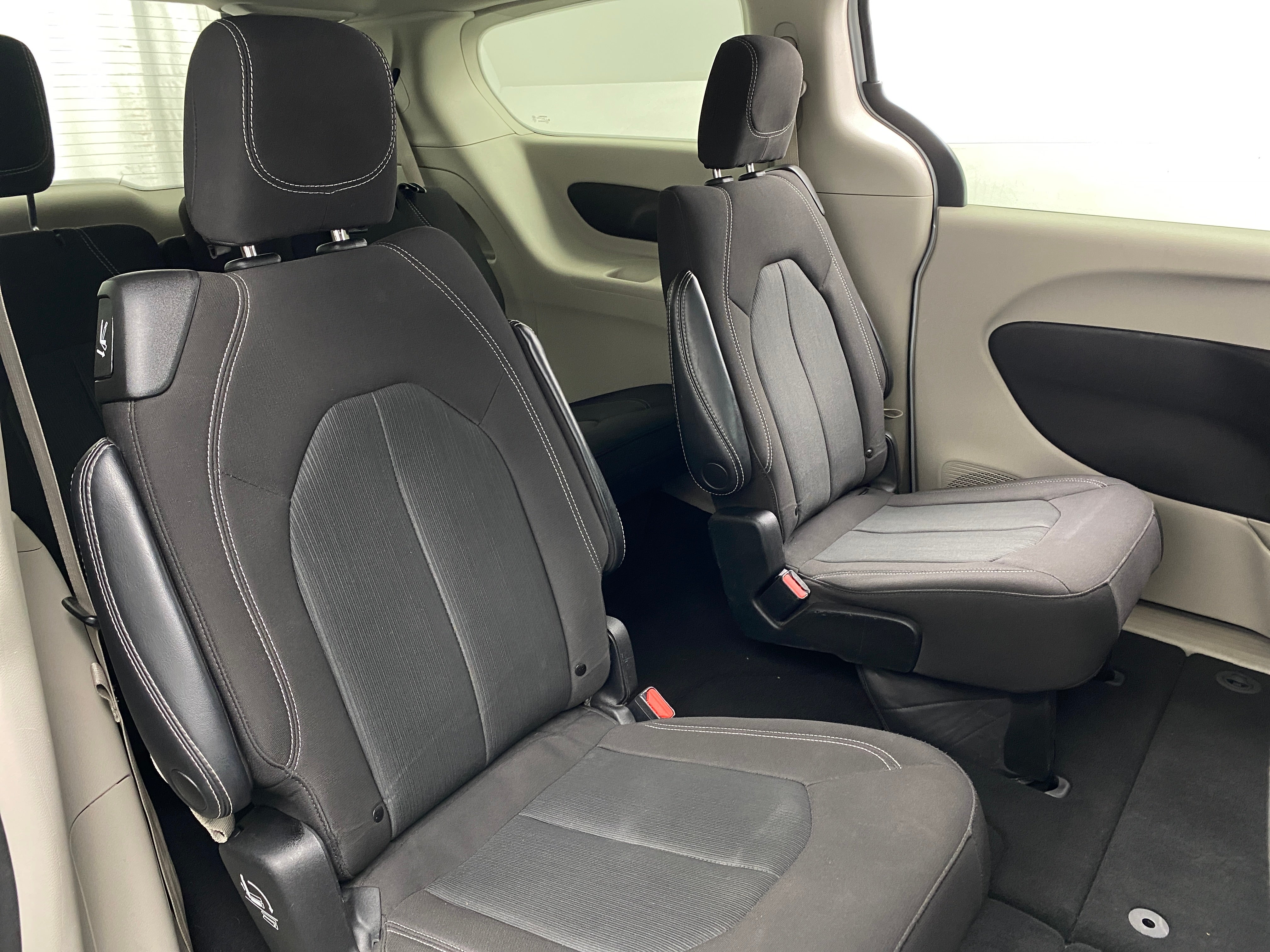 2023 Chrysler Voyager LX 6