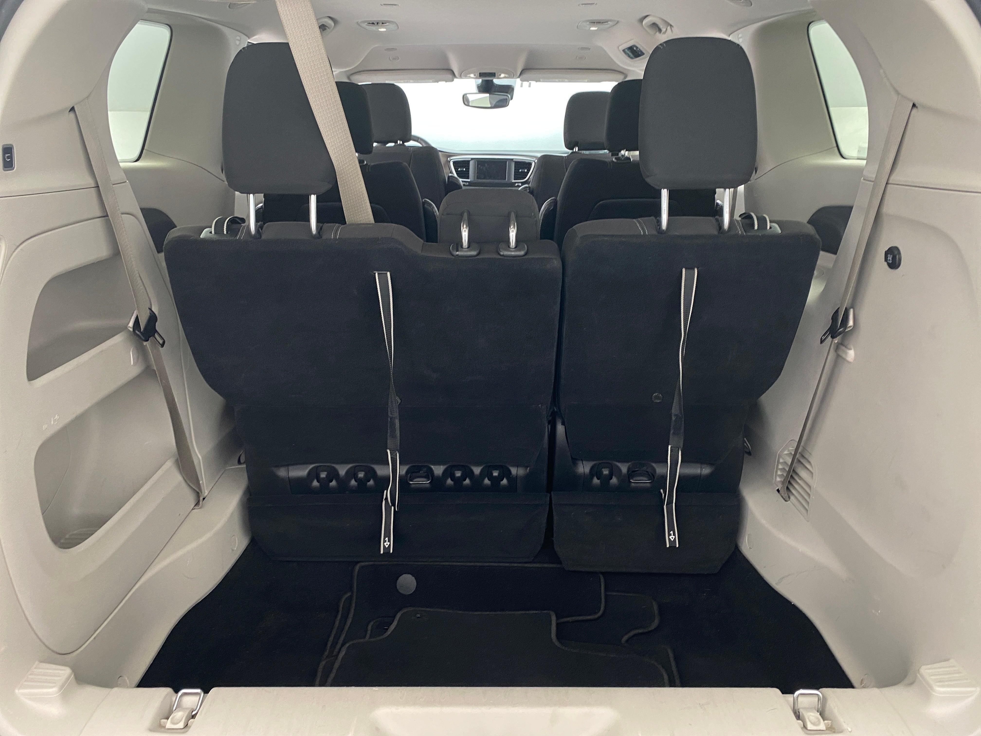 2023 Chrysler Voyager LX 7