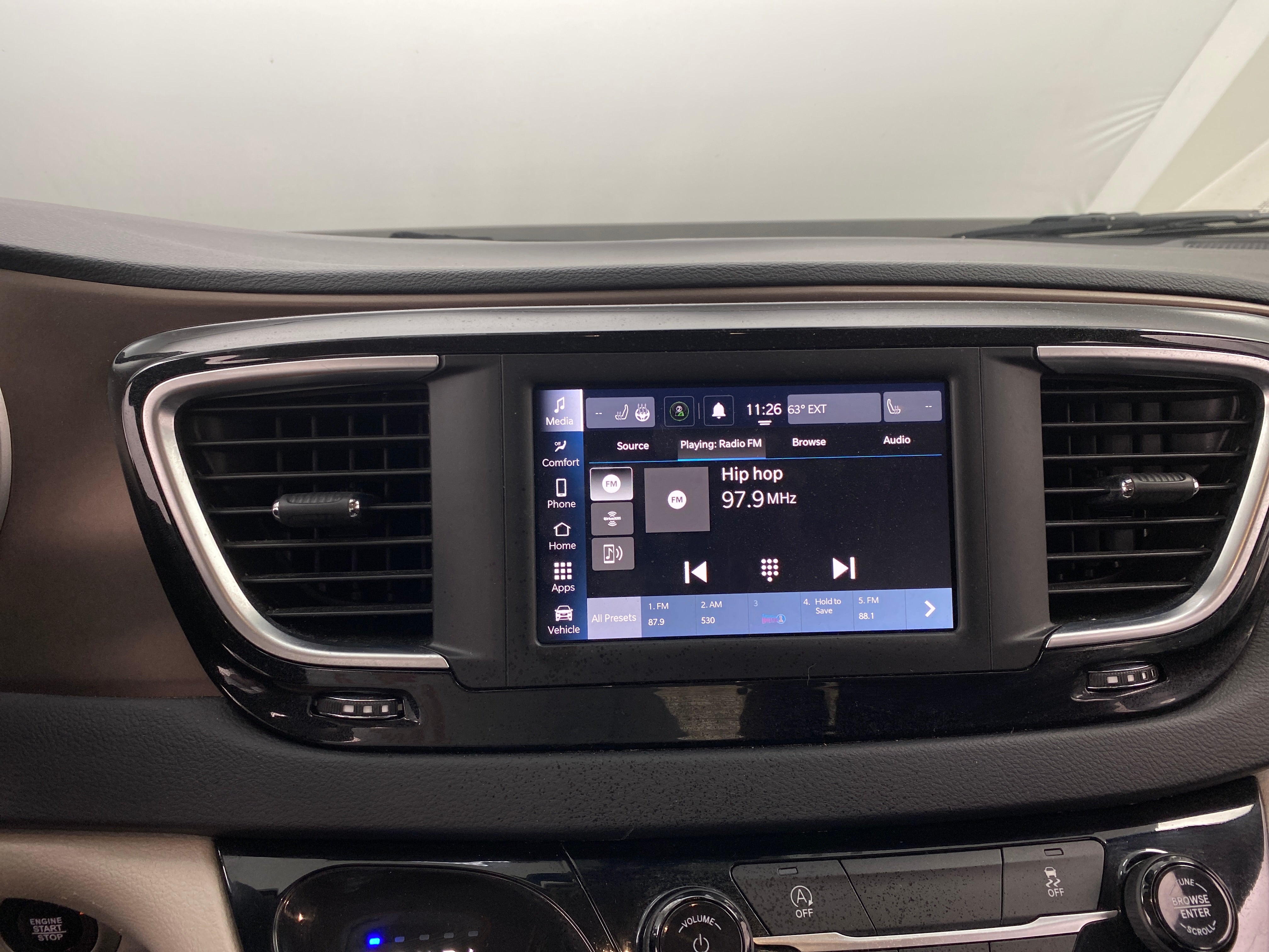 2023 Chrysler Voyager LX 4