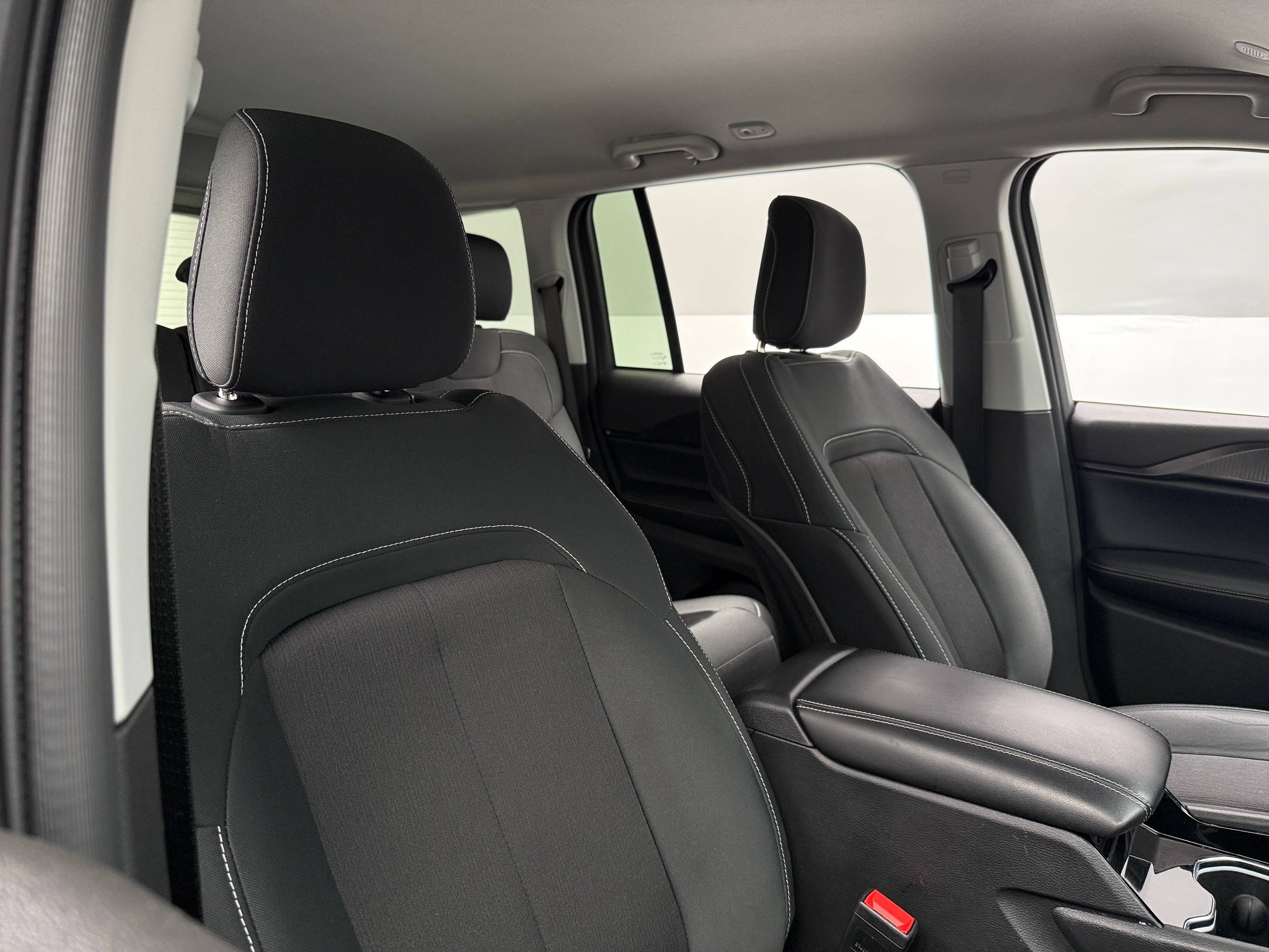 2023 Jeep Grand Cherokee Laredo 2