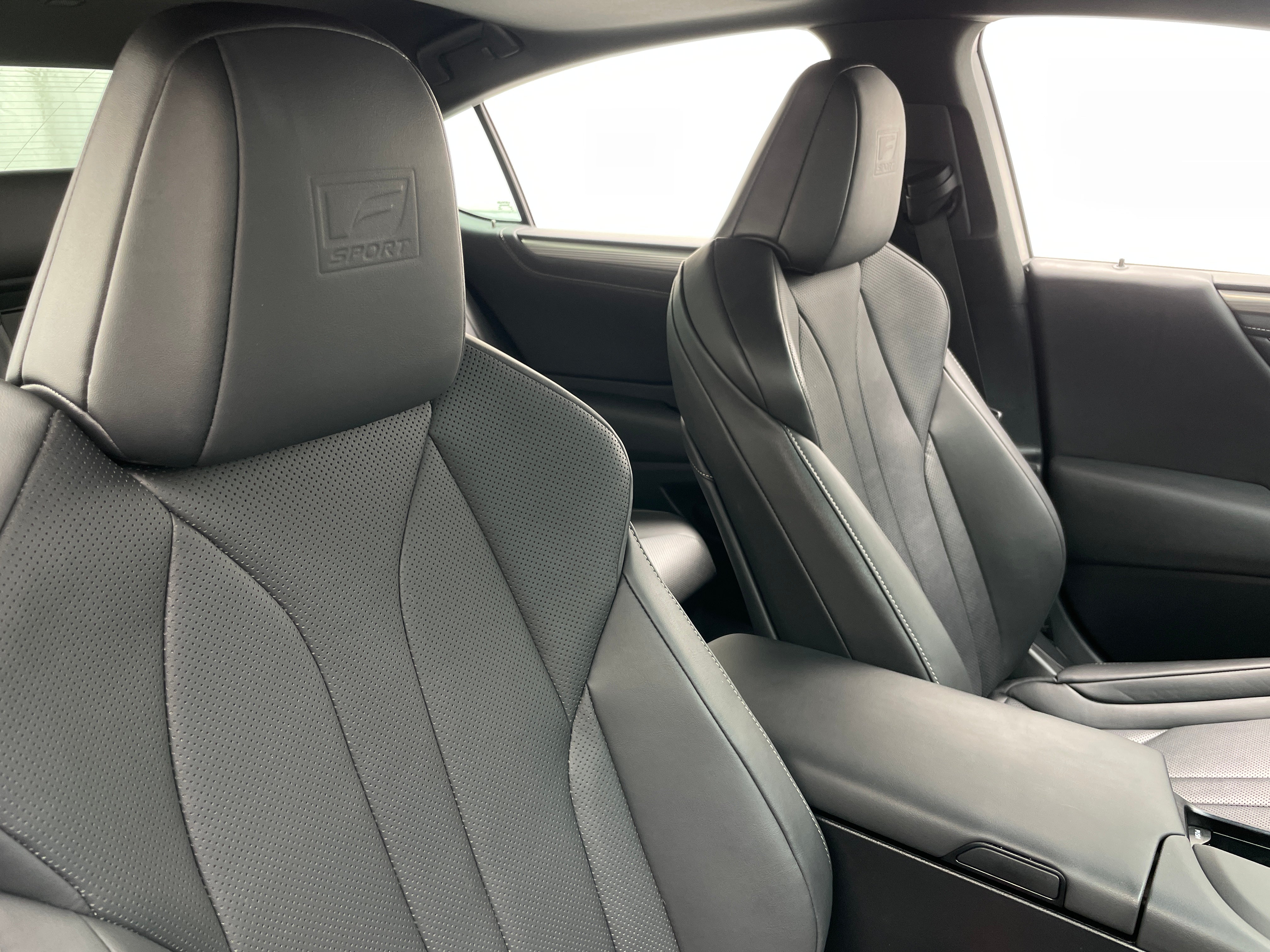 2022 Lexus ES Hybrid 300h F Sport 2