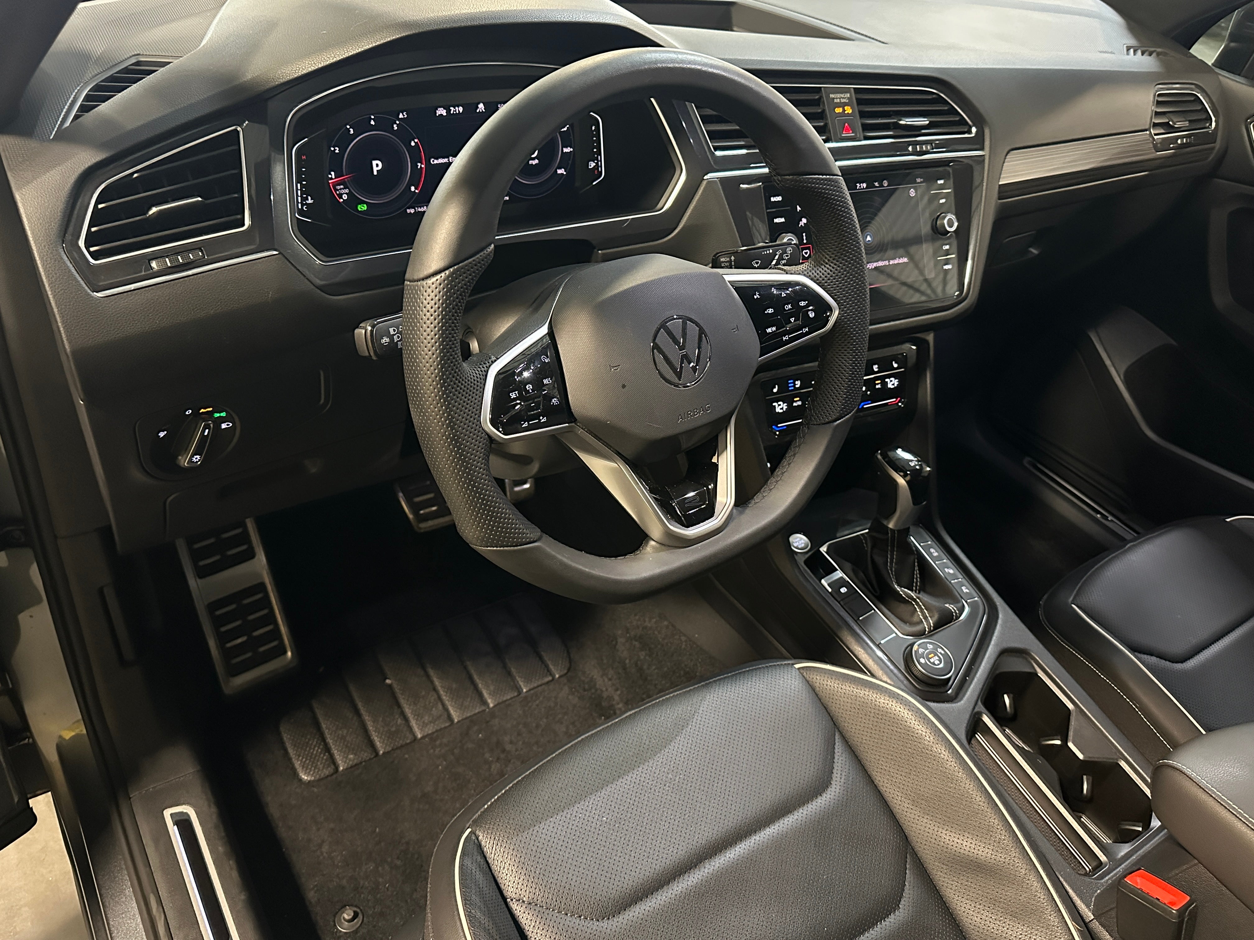 2022 Volkswagen Tiguan SE R-Line 2
