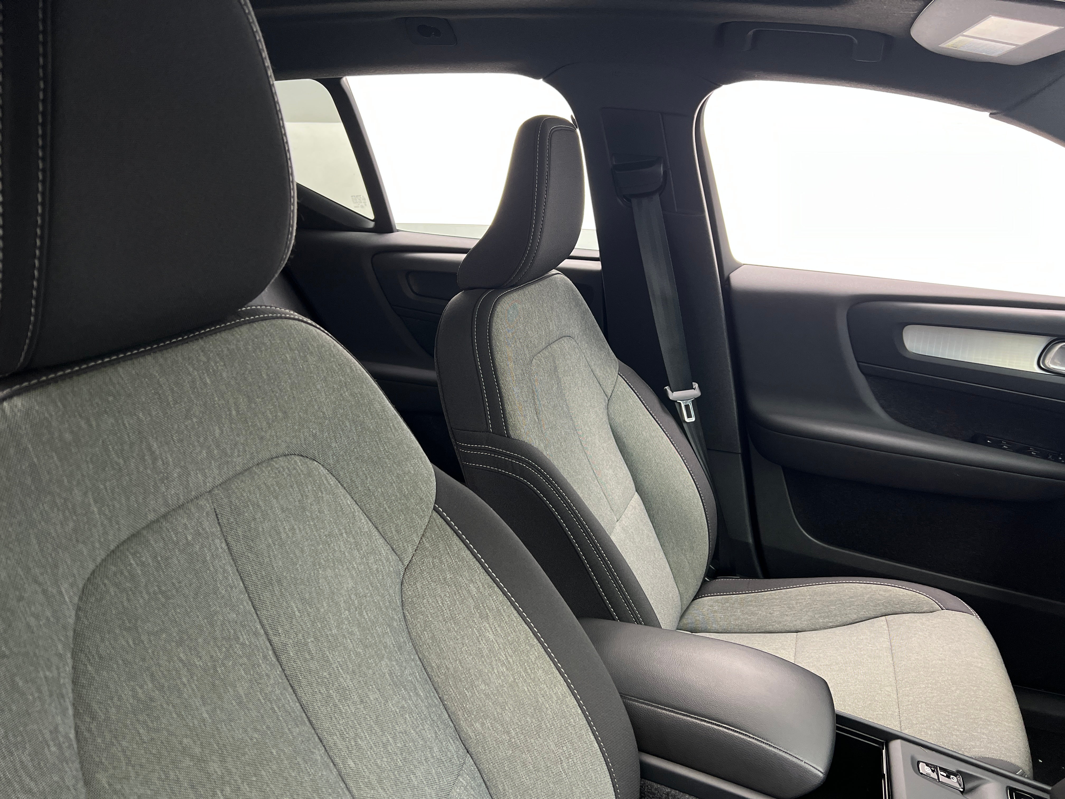 2024 Volvo XC40 B5 Core 2
