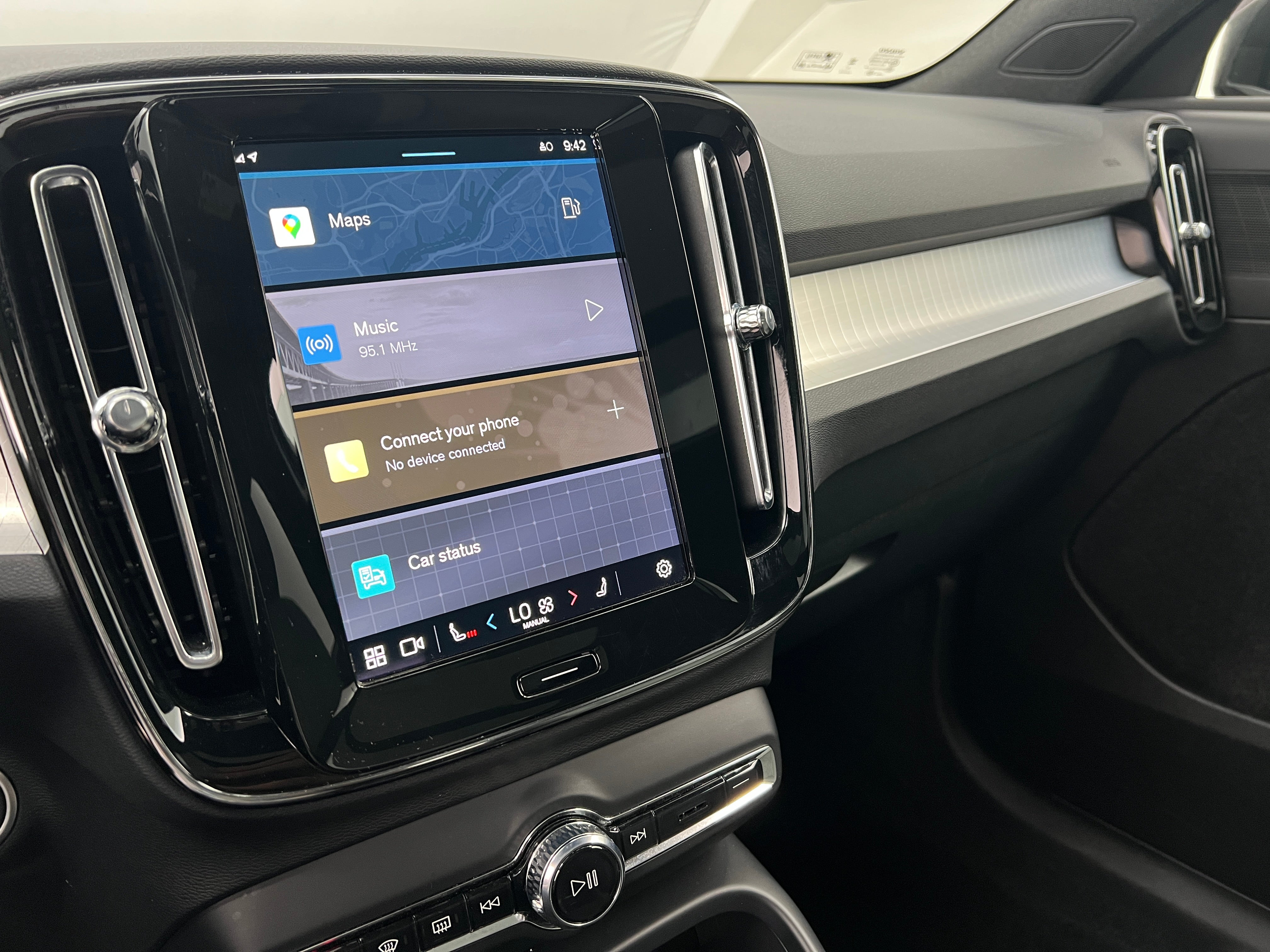 2024 Volvo XC40 B5 Core 4