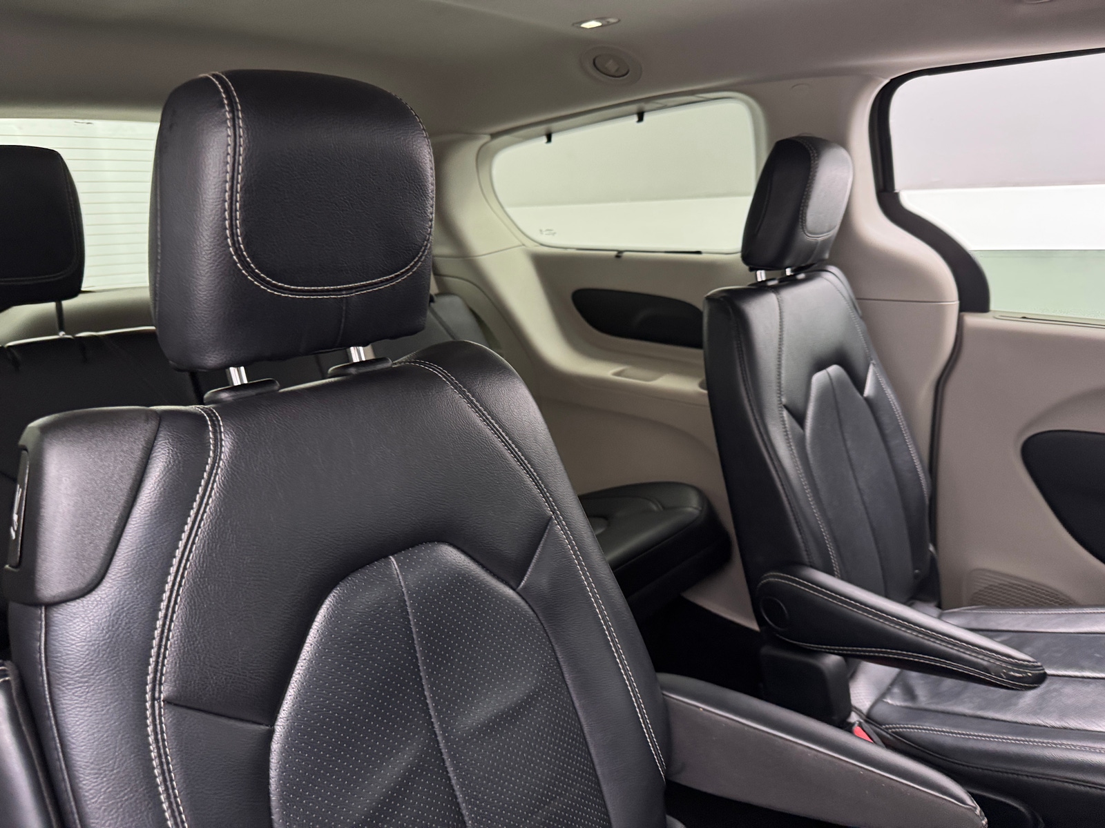 Thumbnail: 2022 Chrysler Pacifica - 5