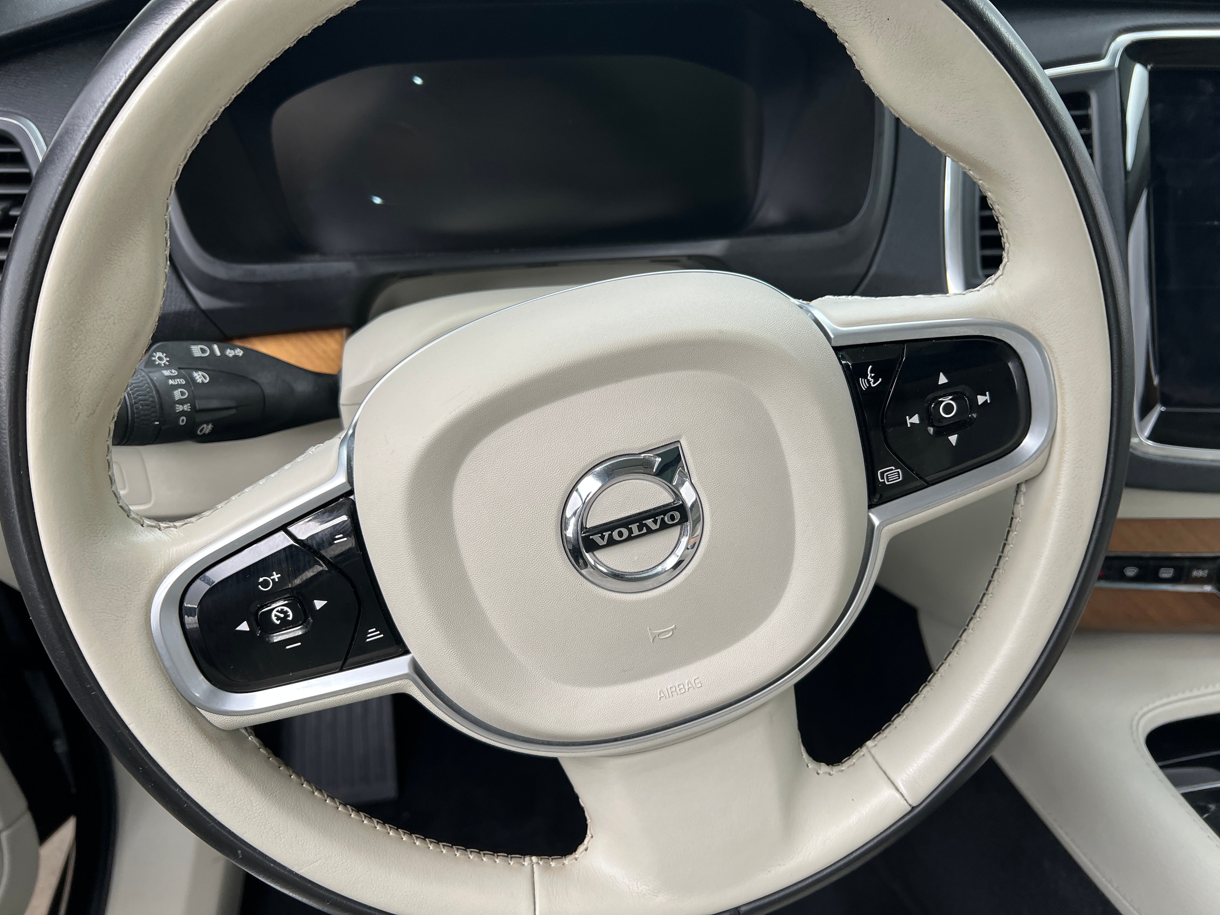 2021 Volvo XC90 T6 Momentum 4