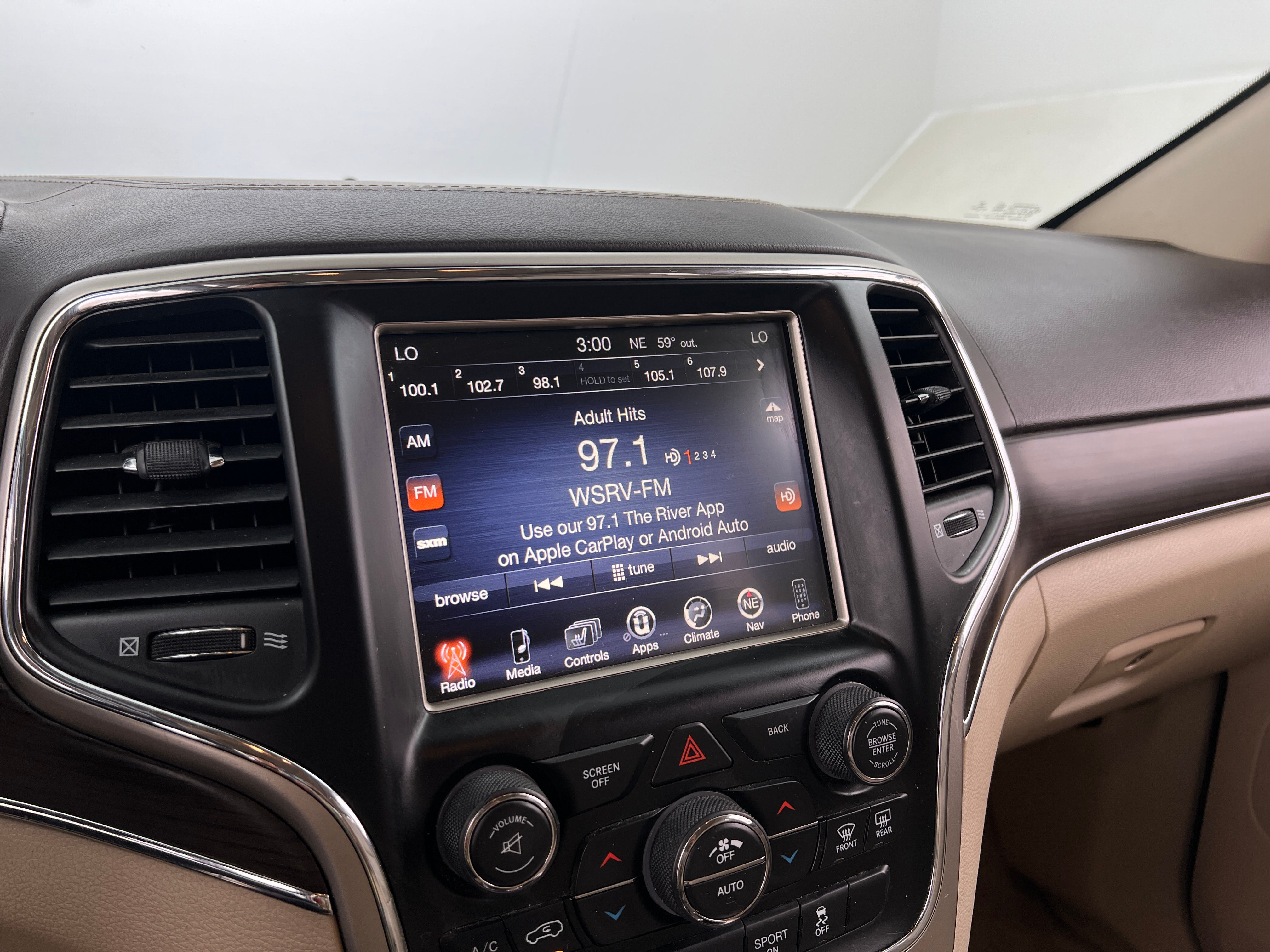 2017 Jeep Grand Cherokee Overland 3