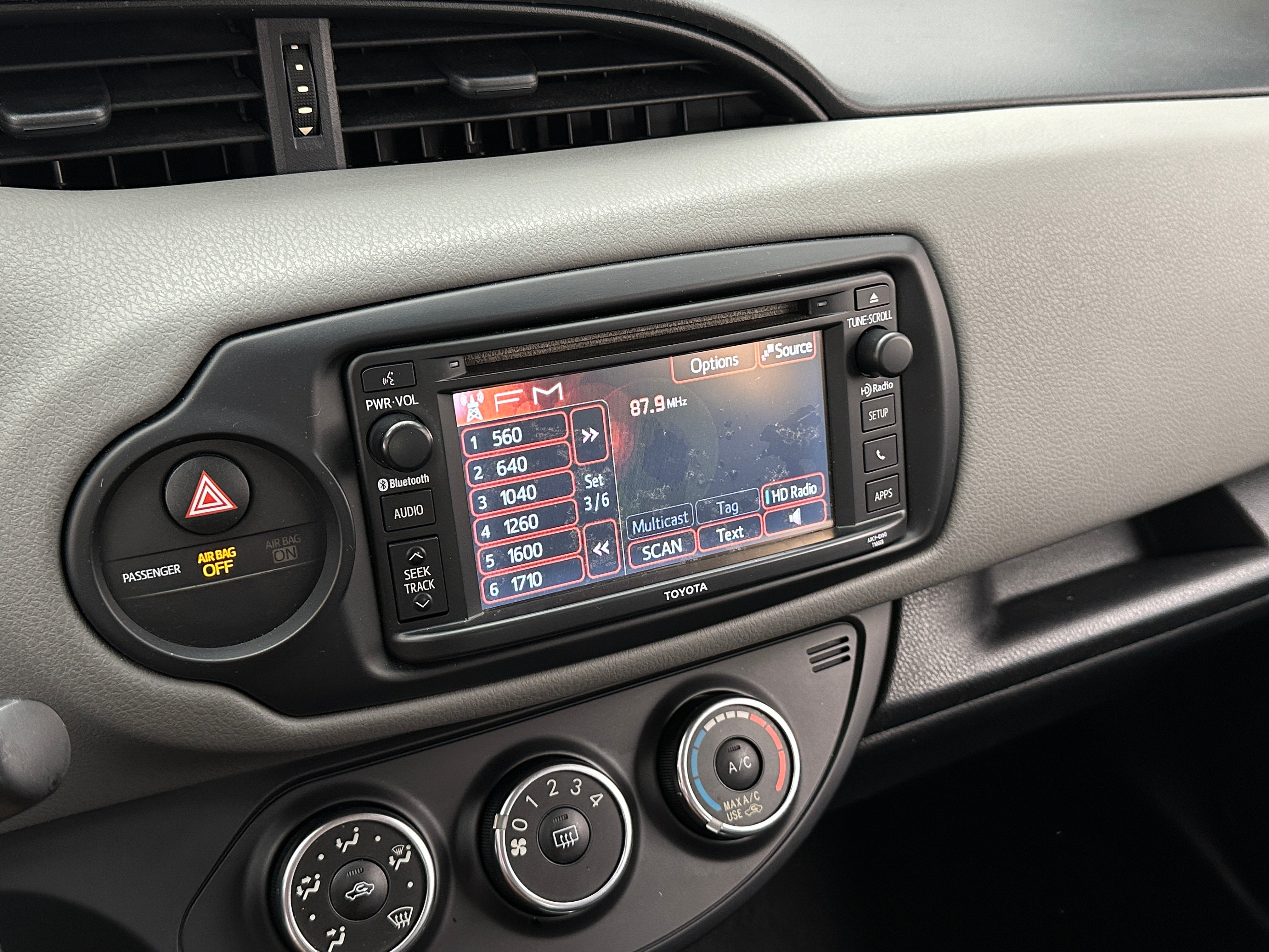 2016 Toyota Yaris L 4