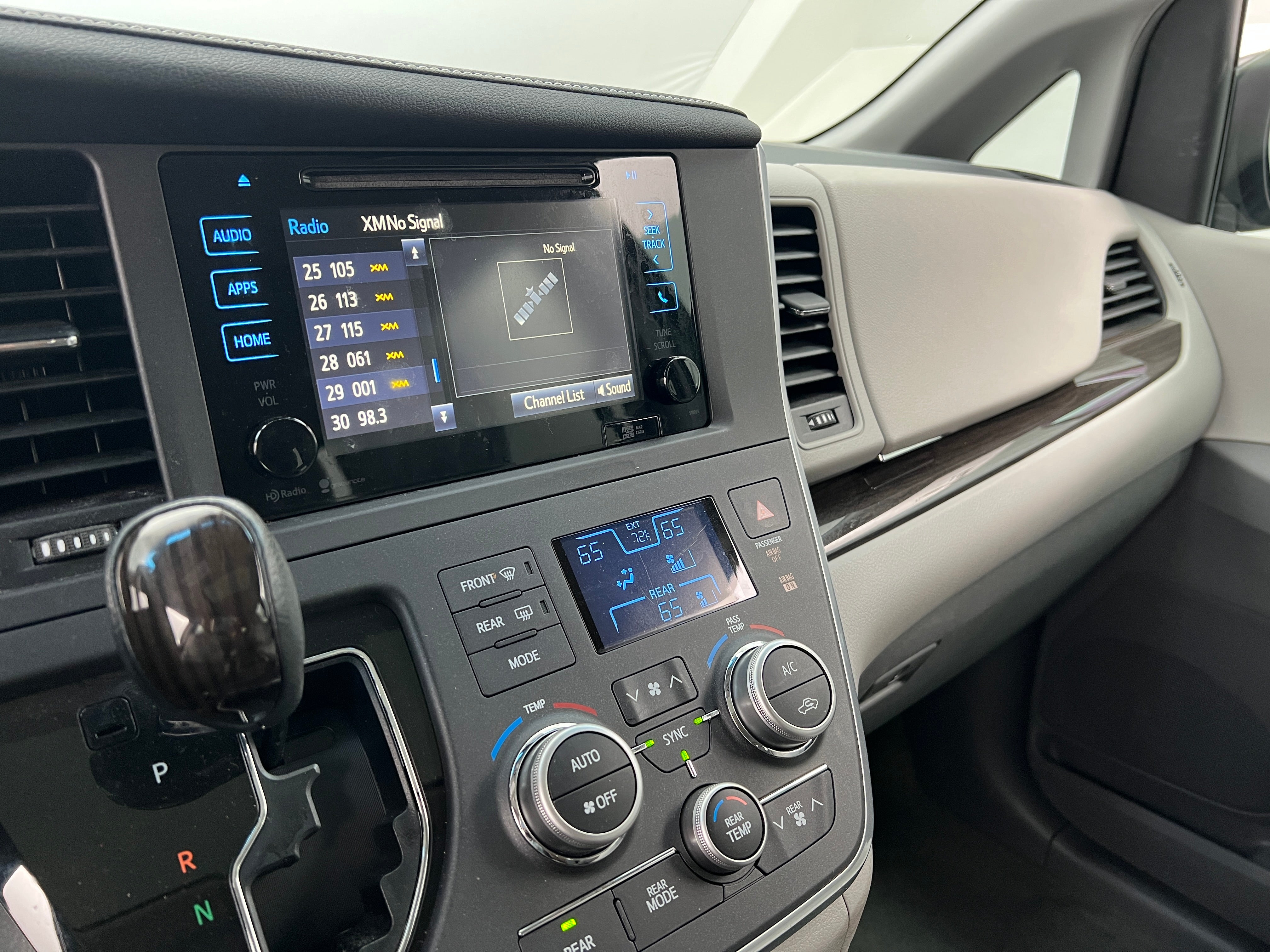 2015 Toyota Sienna XLE 3
