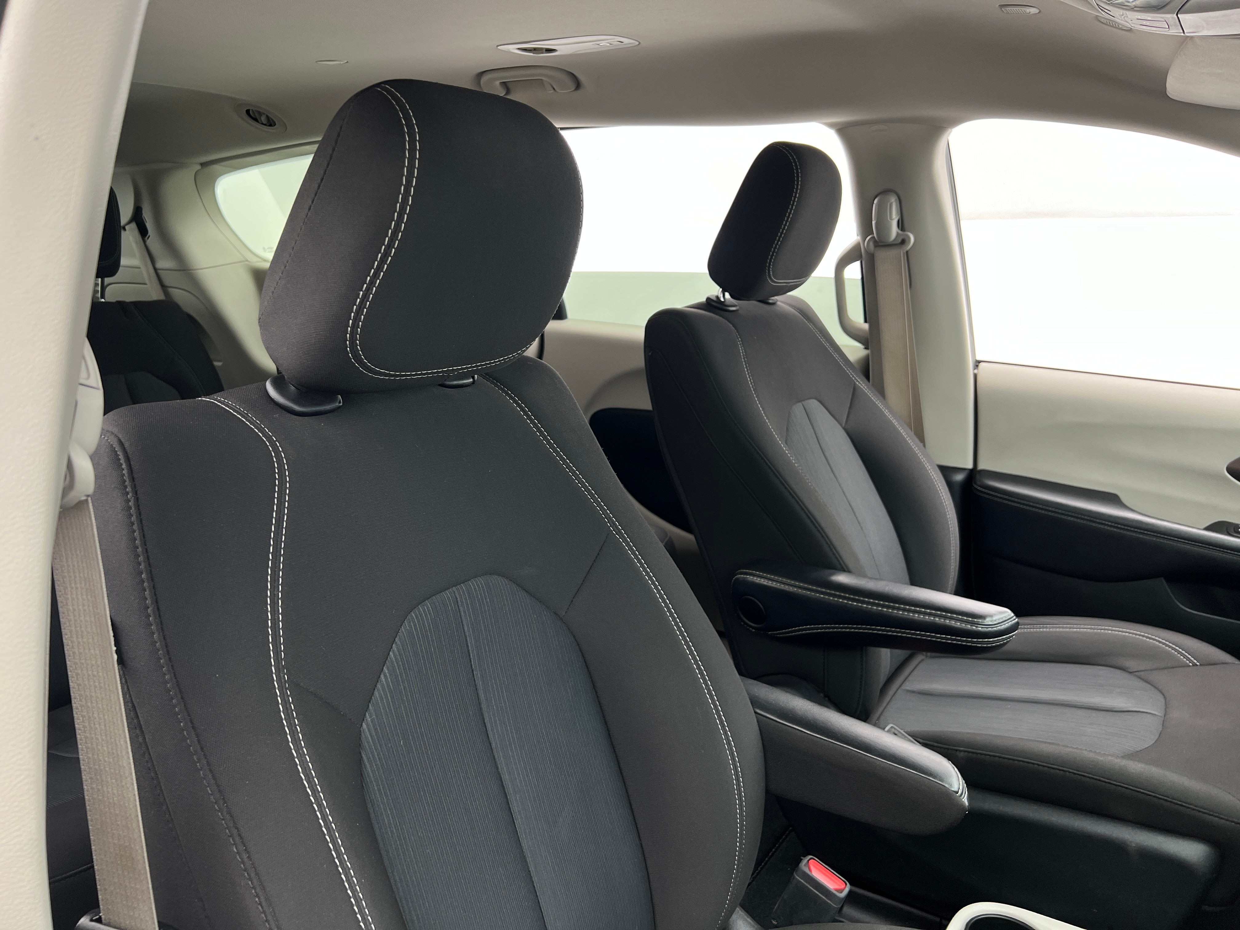 2023 Chrysler Voyager LX 2