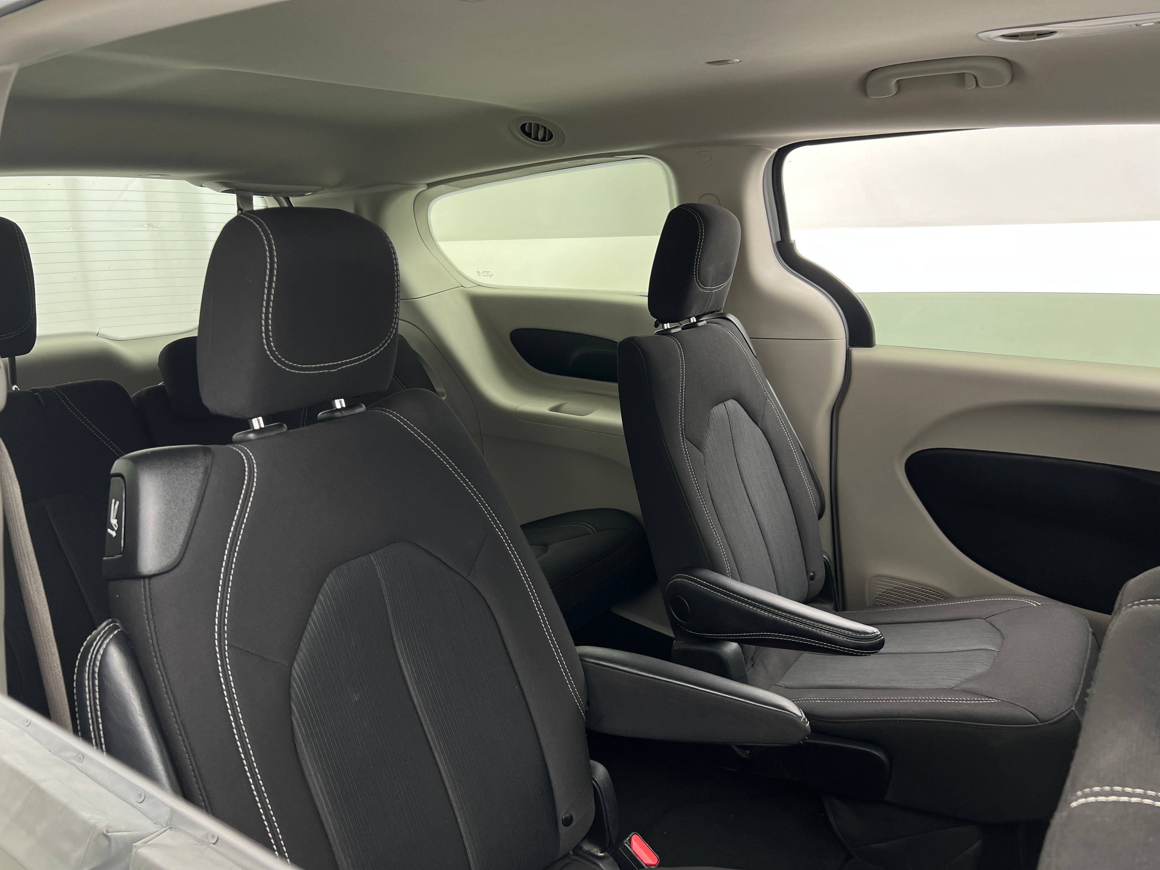2023 Chrysler Voyager LX 6