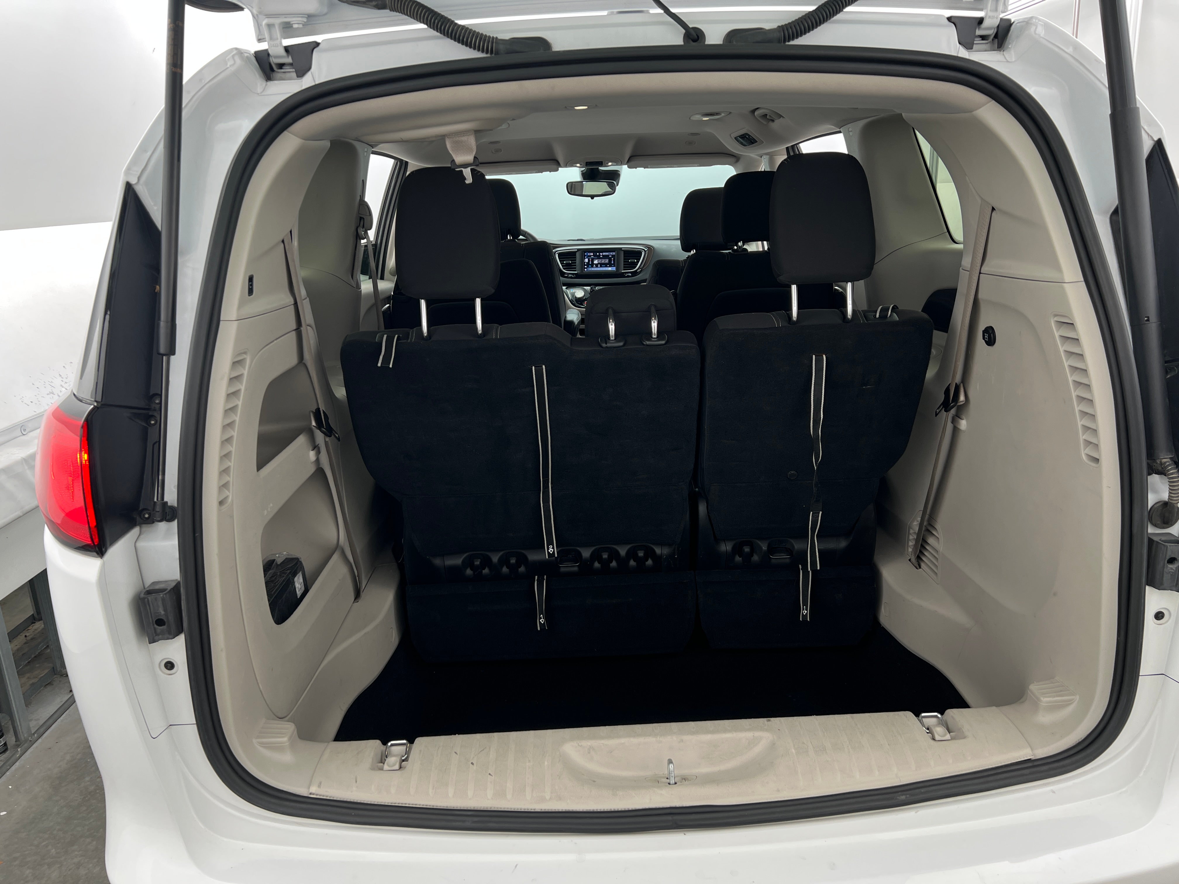 2023 Chrysler Voyager LX 7