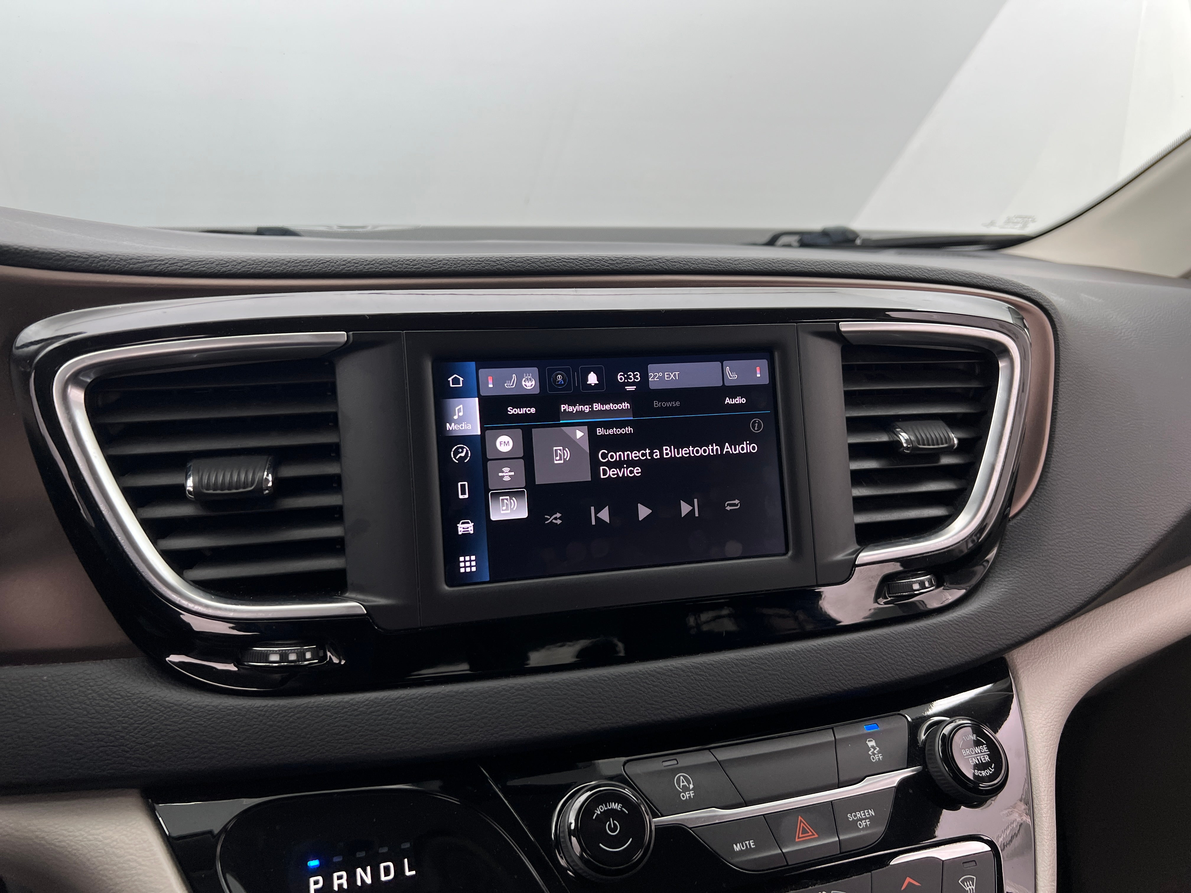 2023 Chrysler Voyager LX 4