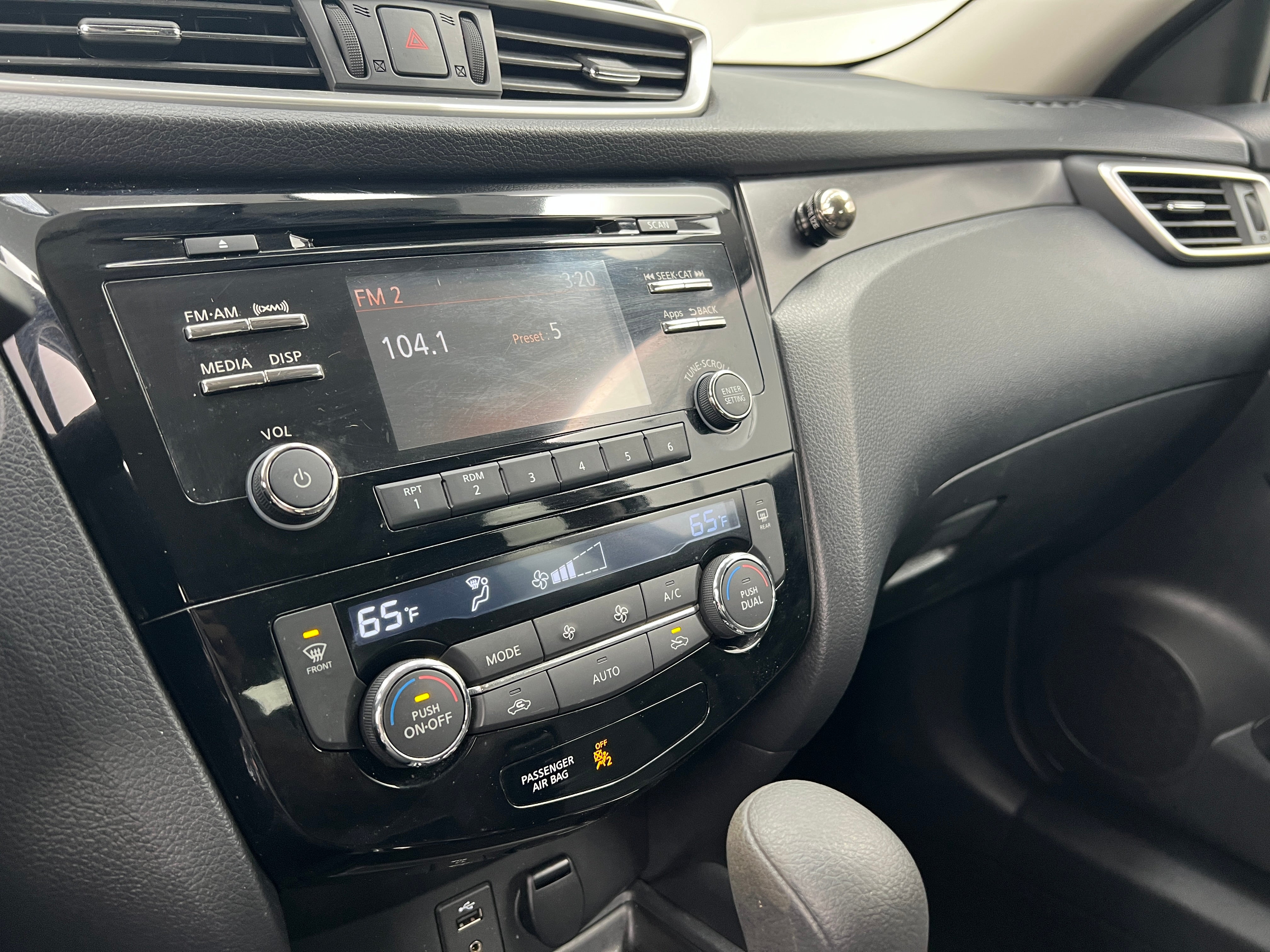 2016 Nissan Rogue SV 4