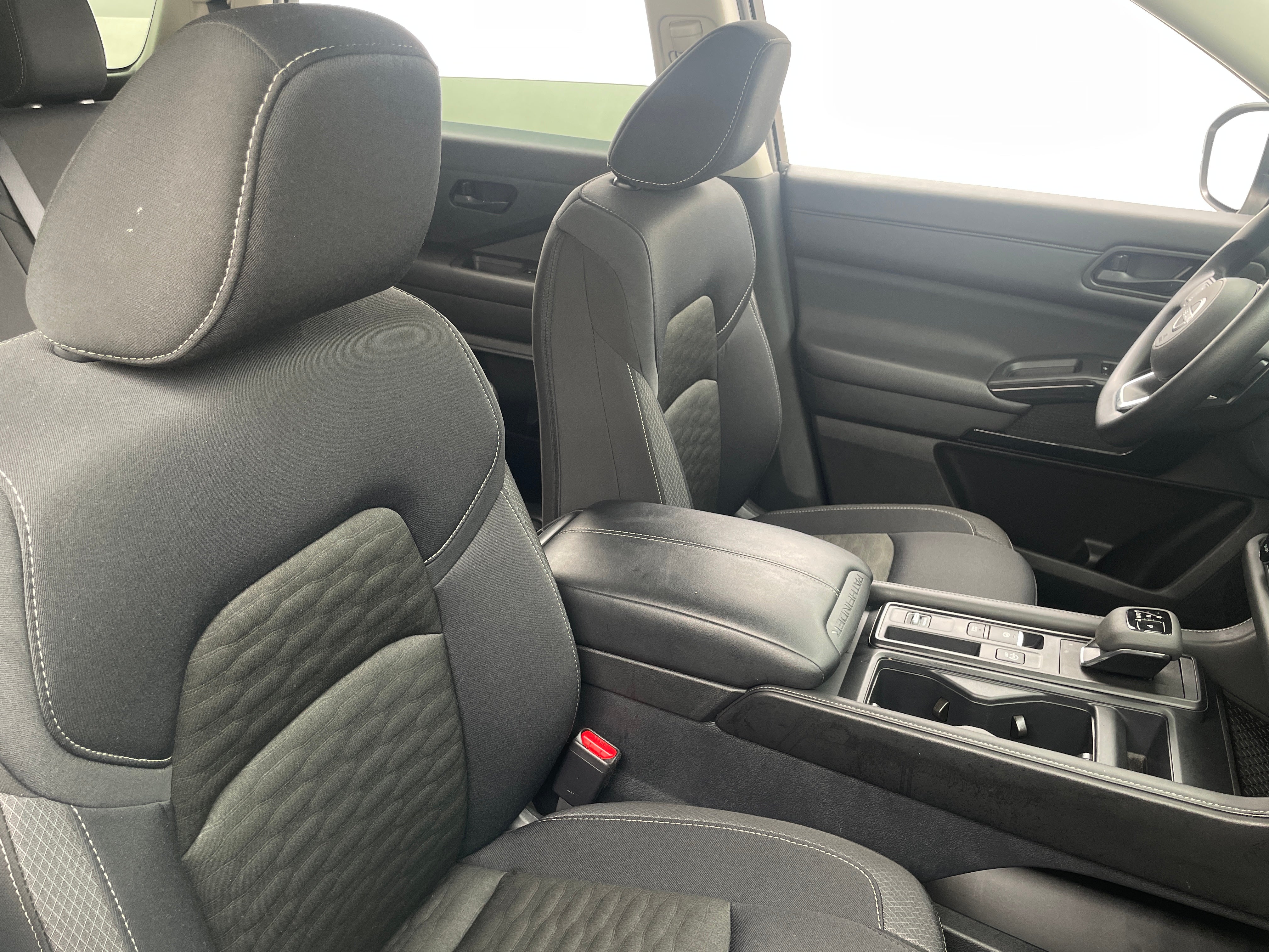 2024 Nissan Pathfinder S 2