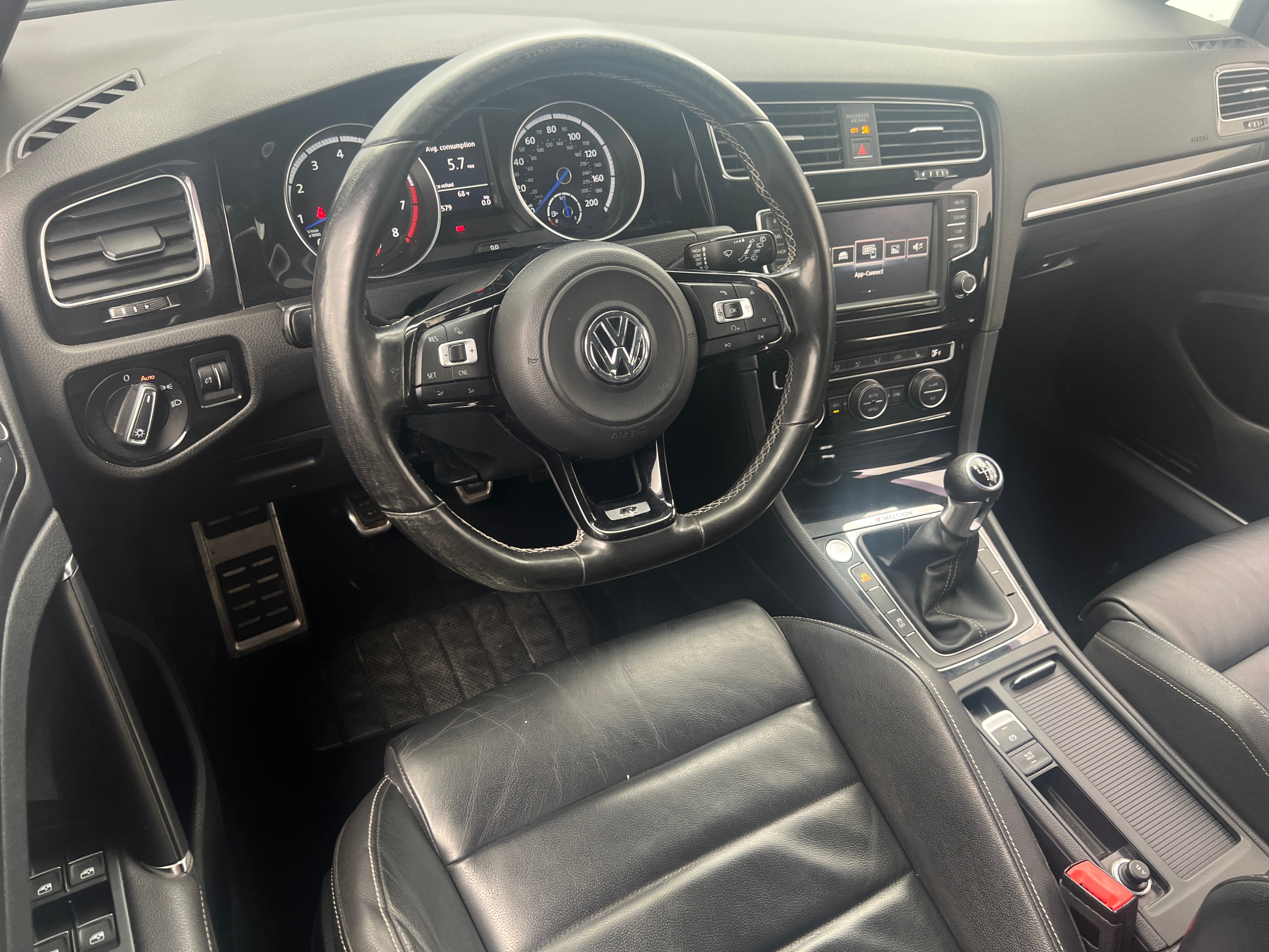 2016 Volkswagen Golf R 3