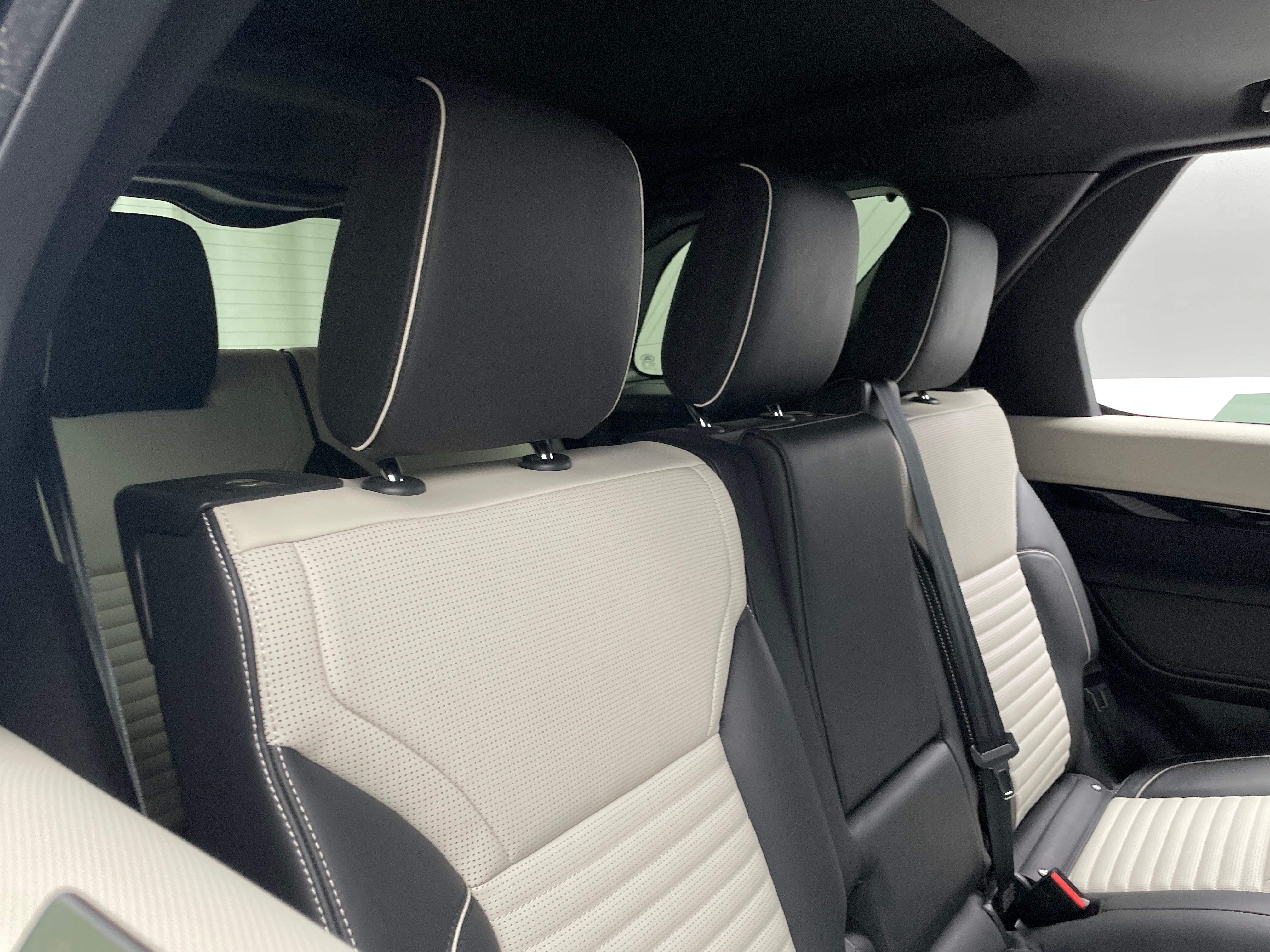 2022 Land Rover Discovery R-Dynamic S 5