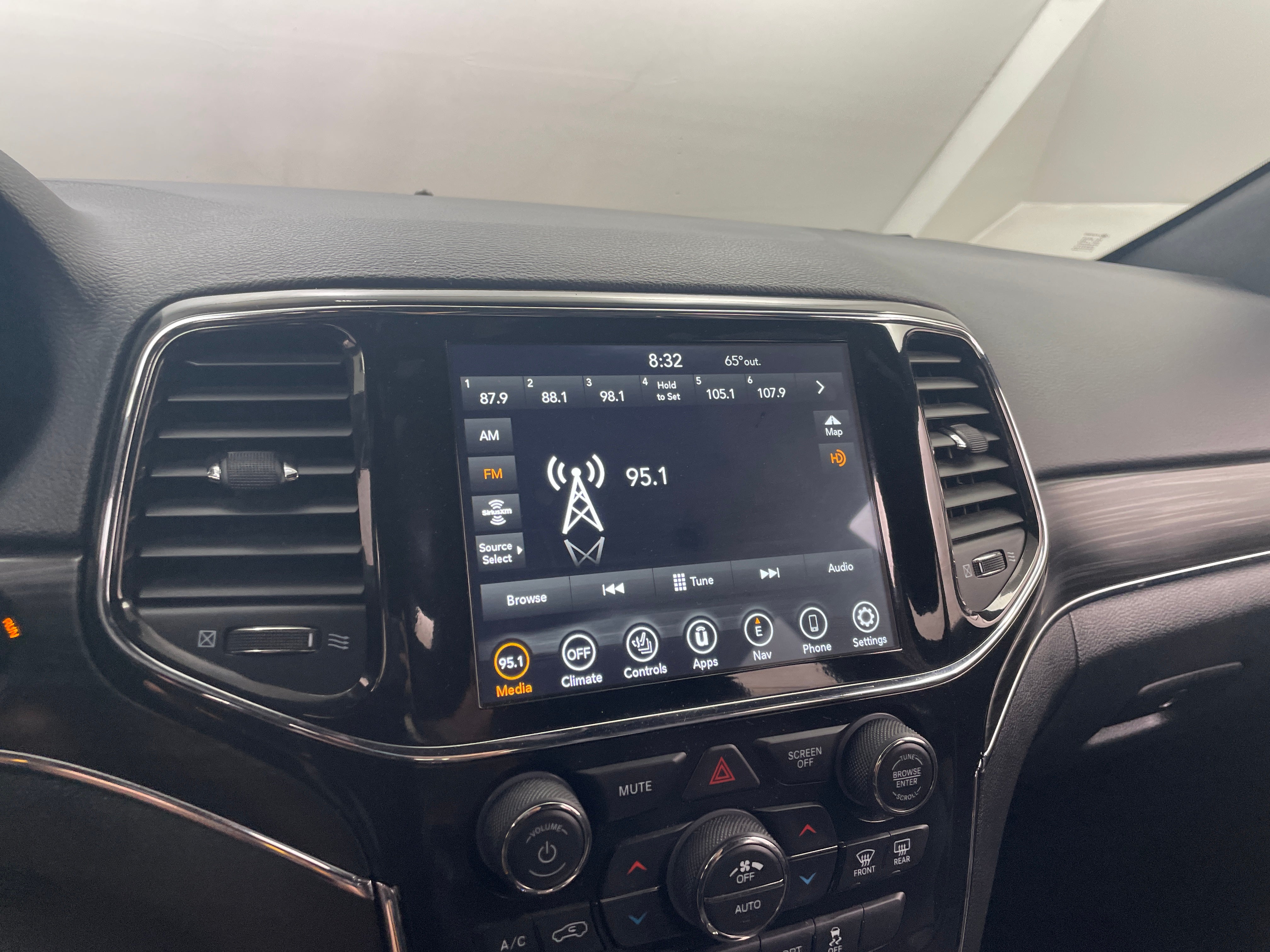 2022 Jeep Grand Cherokee Limited Edition 3