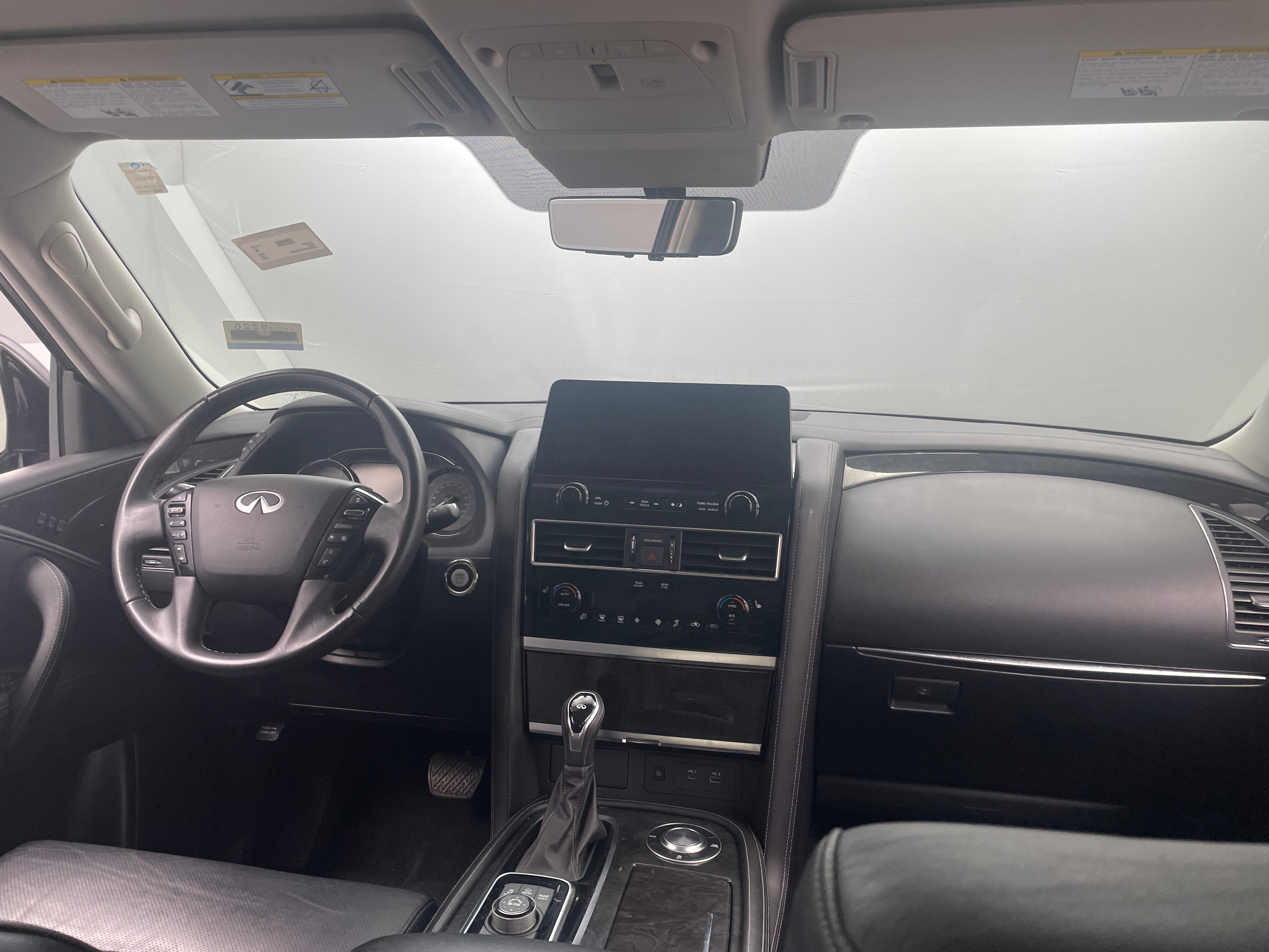2023 INFINITI QX80 Luxe 2