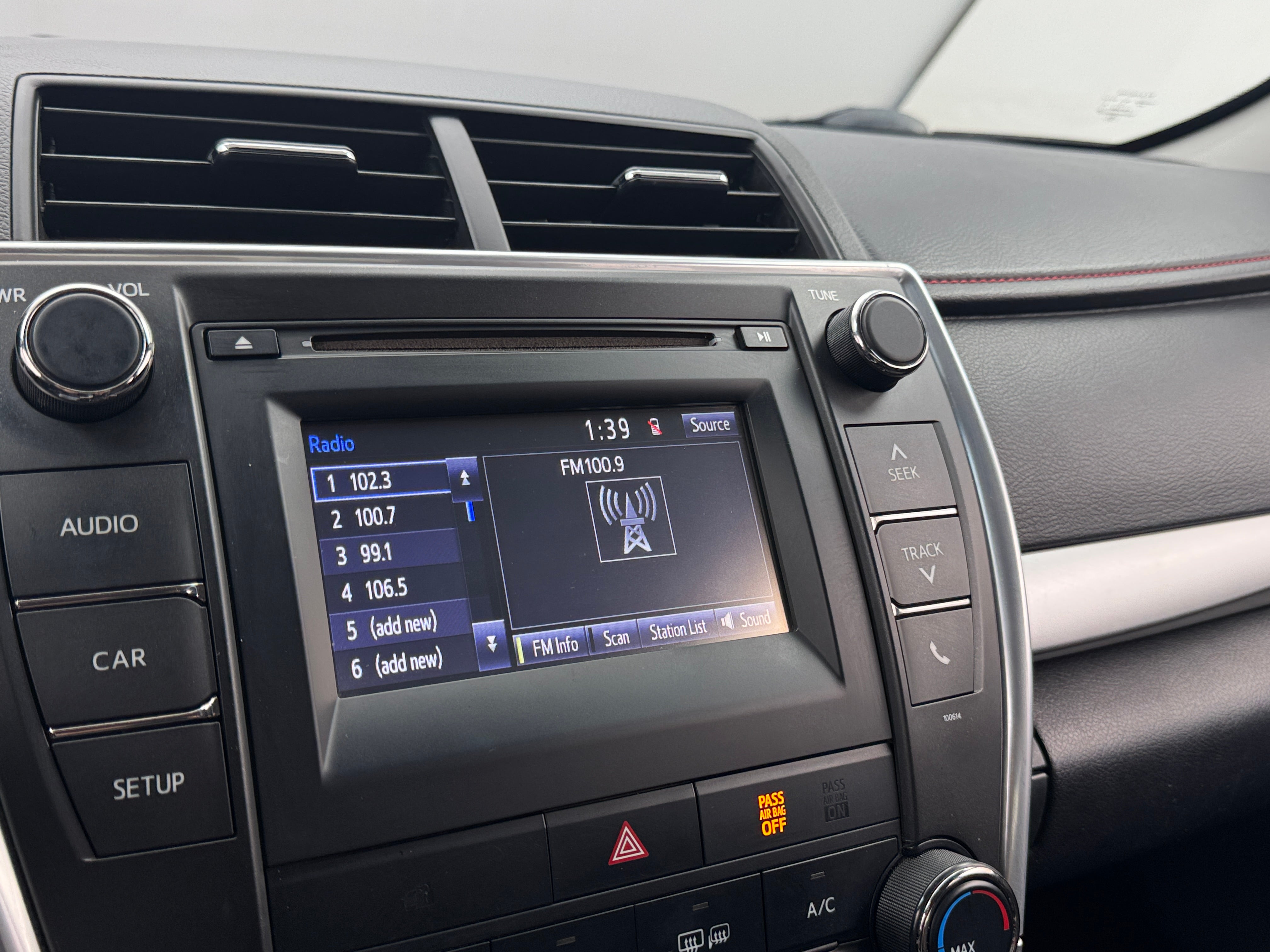 2017 Toyota Camry SE 3